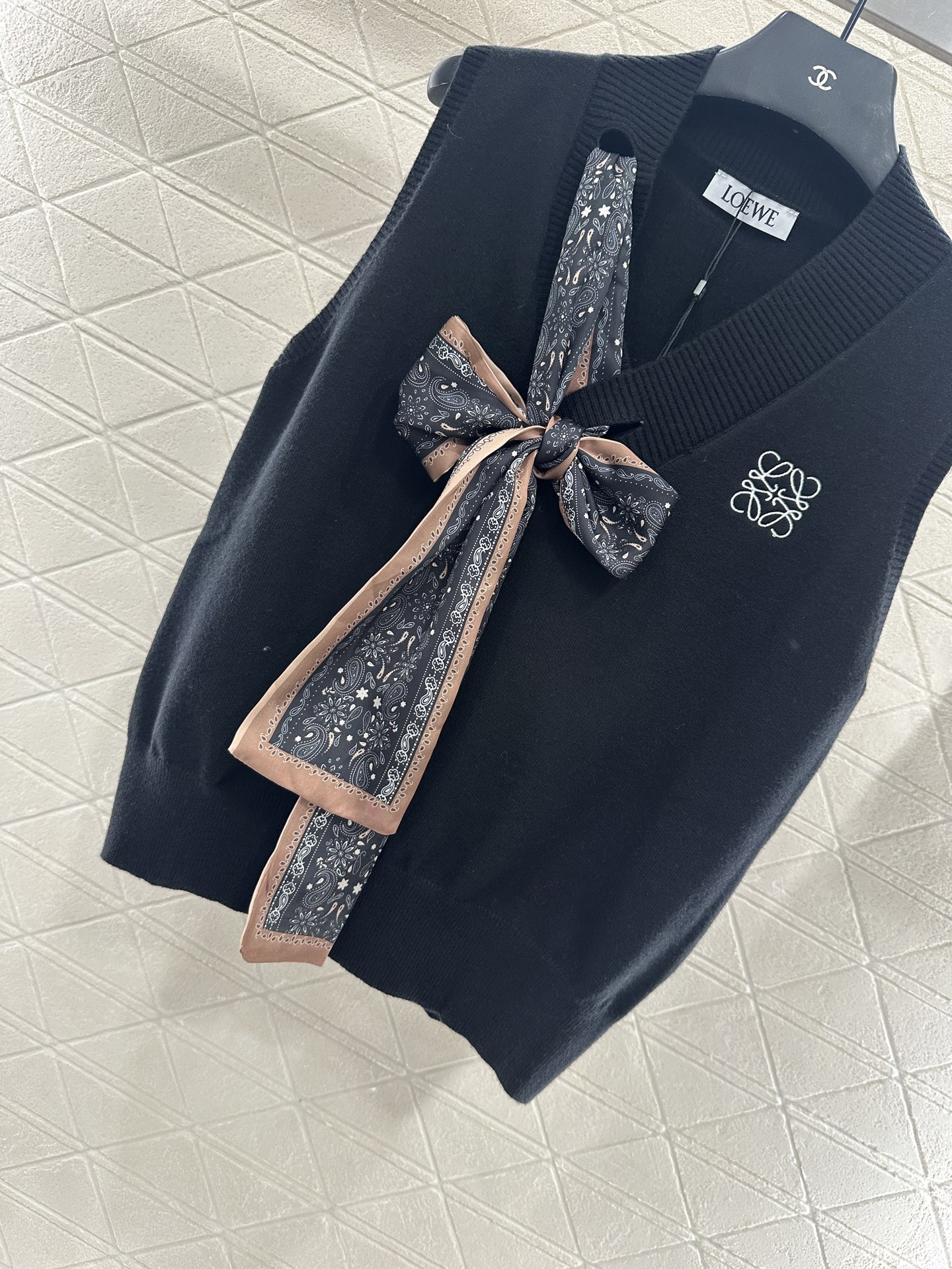 Women’s Elite V-Neck Vest with Custom YB Wool Needles, Sniper Knitting, and Elegant Details. - 图片 6