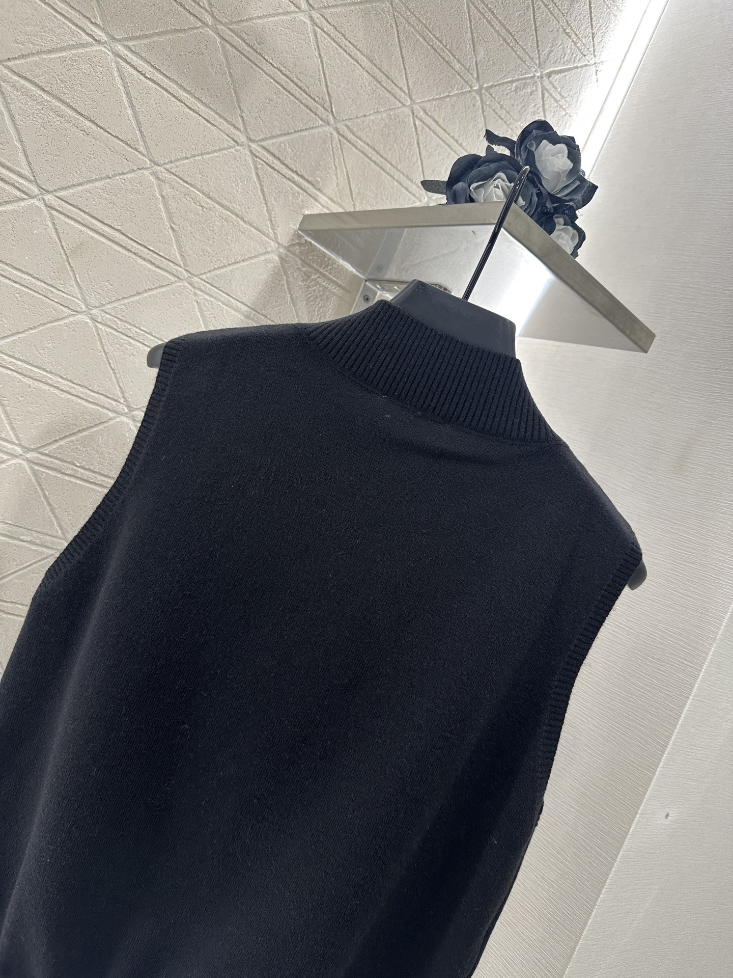Women’s Elite V-Neck Vest with Custom YB Wool Needles, Sniper Knitting, and Elegant Details. - 图片 5