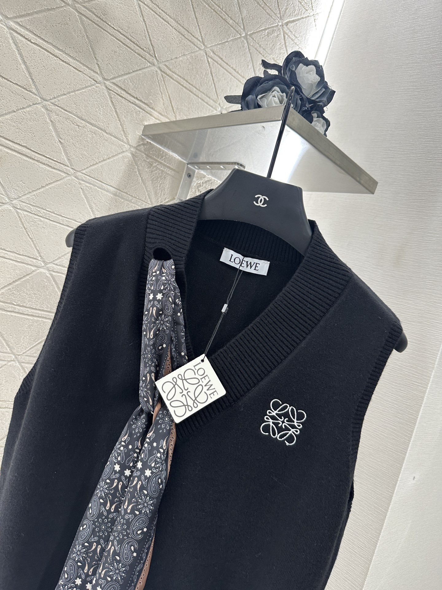Women’s Elite V-Neck Vest with Custom YB Wool Needles, Sniper Knitting, and Elegant Details. - 图片 4