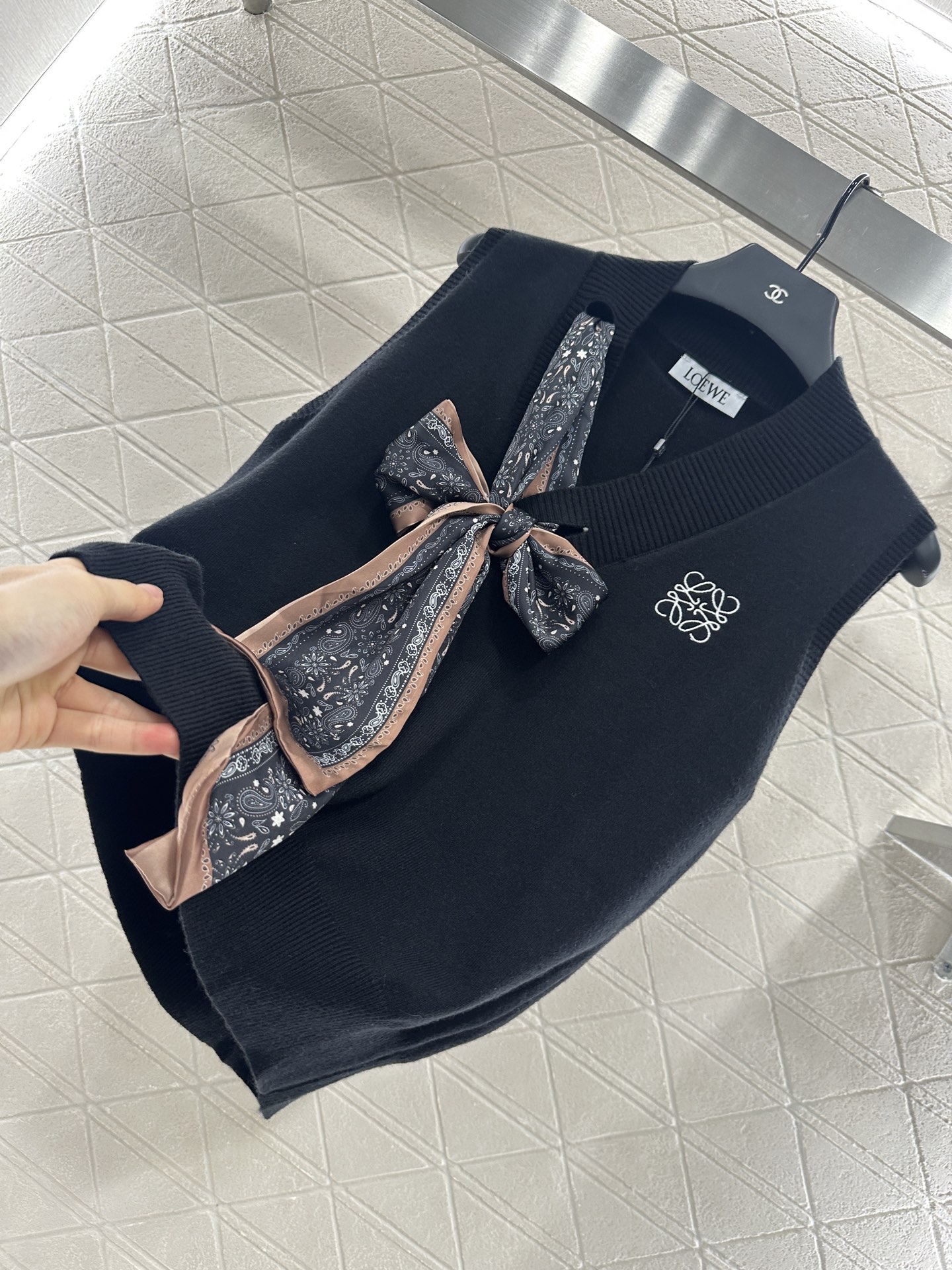 Women’s Elite V-Neck Vest with Custom YB Wool Needles, Sniper Knitting, and Elegant Details. - 图片 8