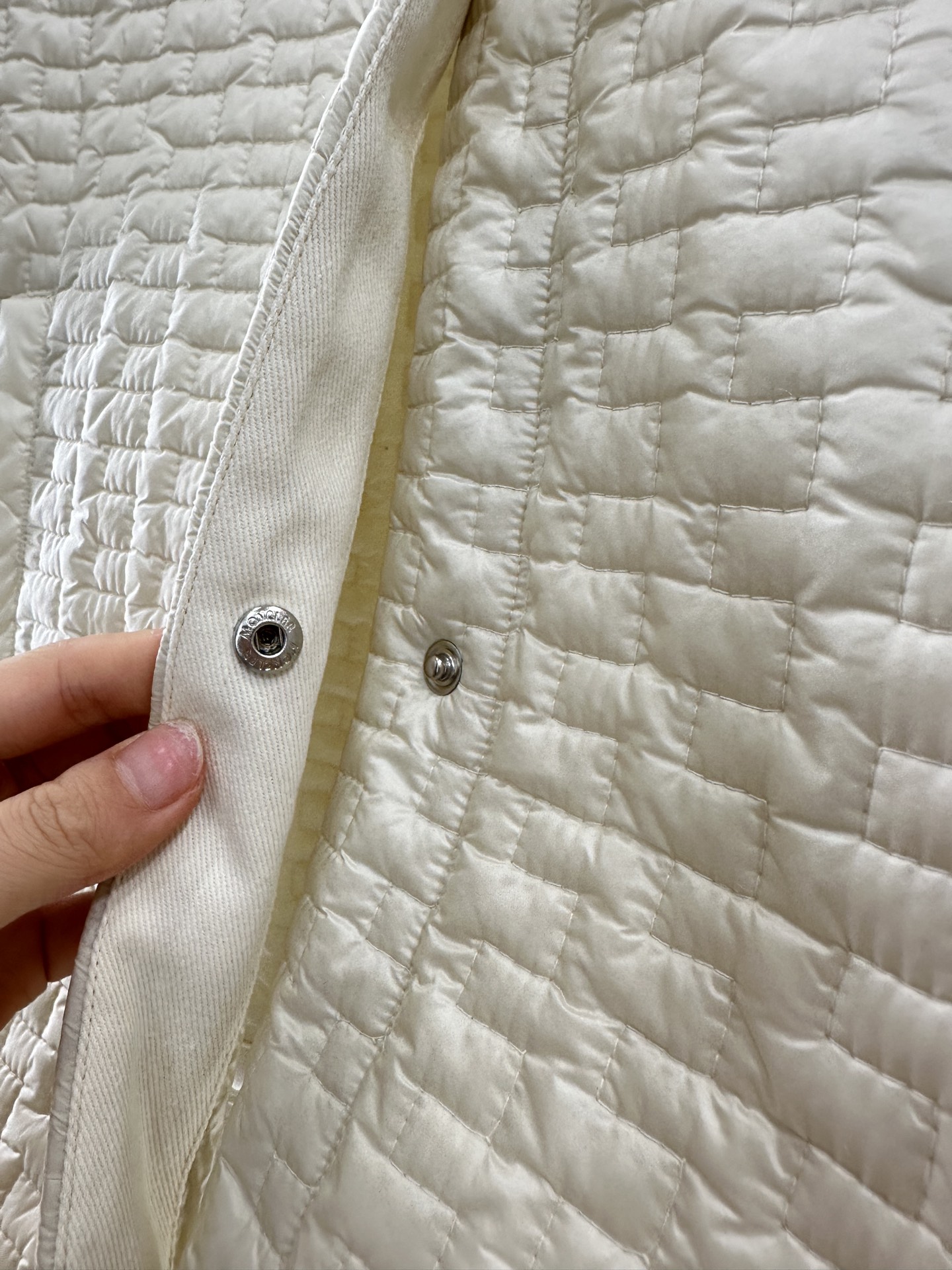 ♥Moncle*♥2025新品上架
     菱格翻领羽绒棉服
定制YB进口防风防水尼龙材质 其工艺还原