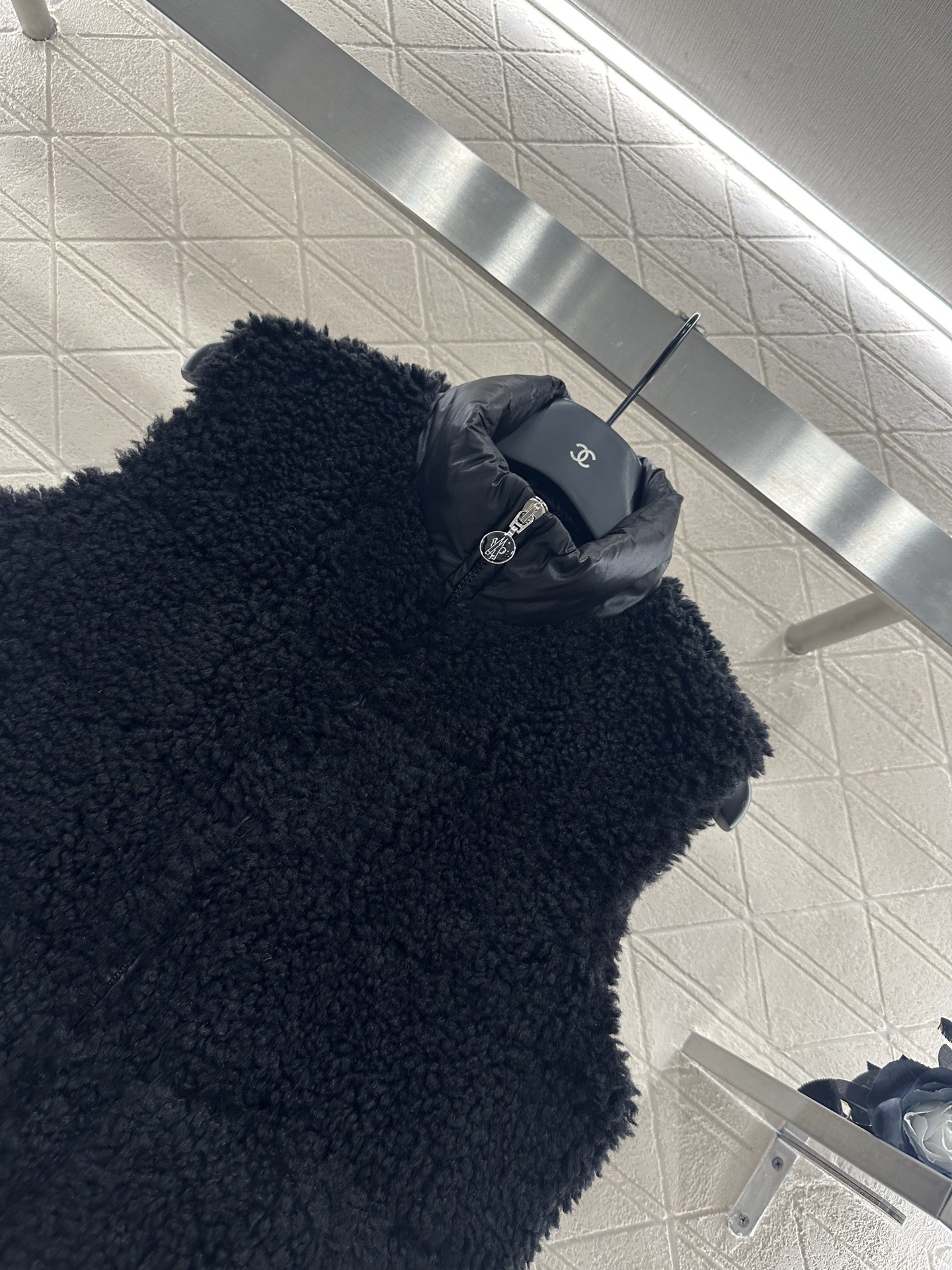 ♥Moncle♥2025新品上架
   泰迪毛绒拉链羽绒马甲
前幅外层饰以泰迪毛绒材质 质感柔软舒适 背