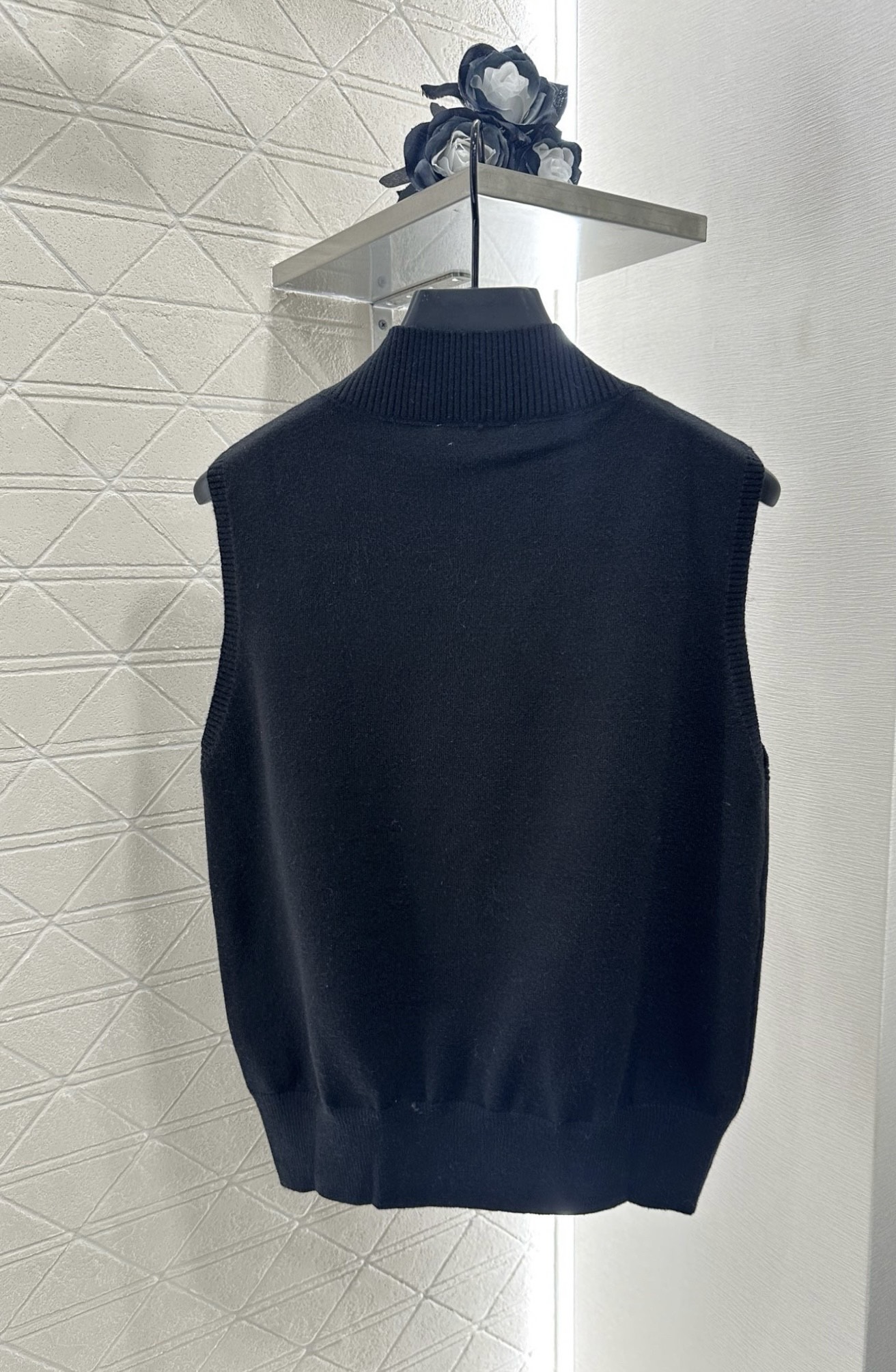 Women’s Elite V-Neck Vest with Custom YB Wool Needles, Sniper Knitting, and Elegant Details. - 图片 2