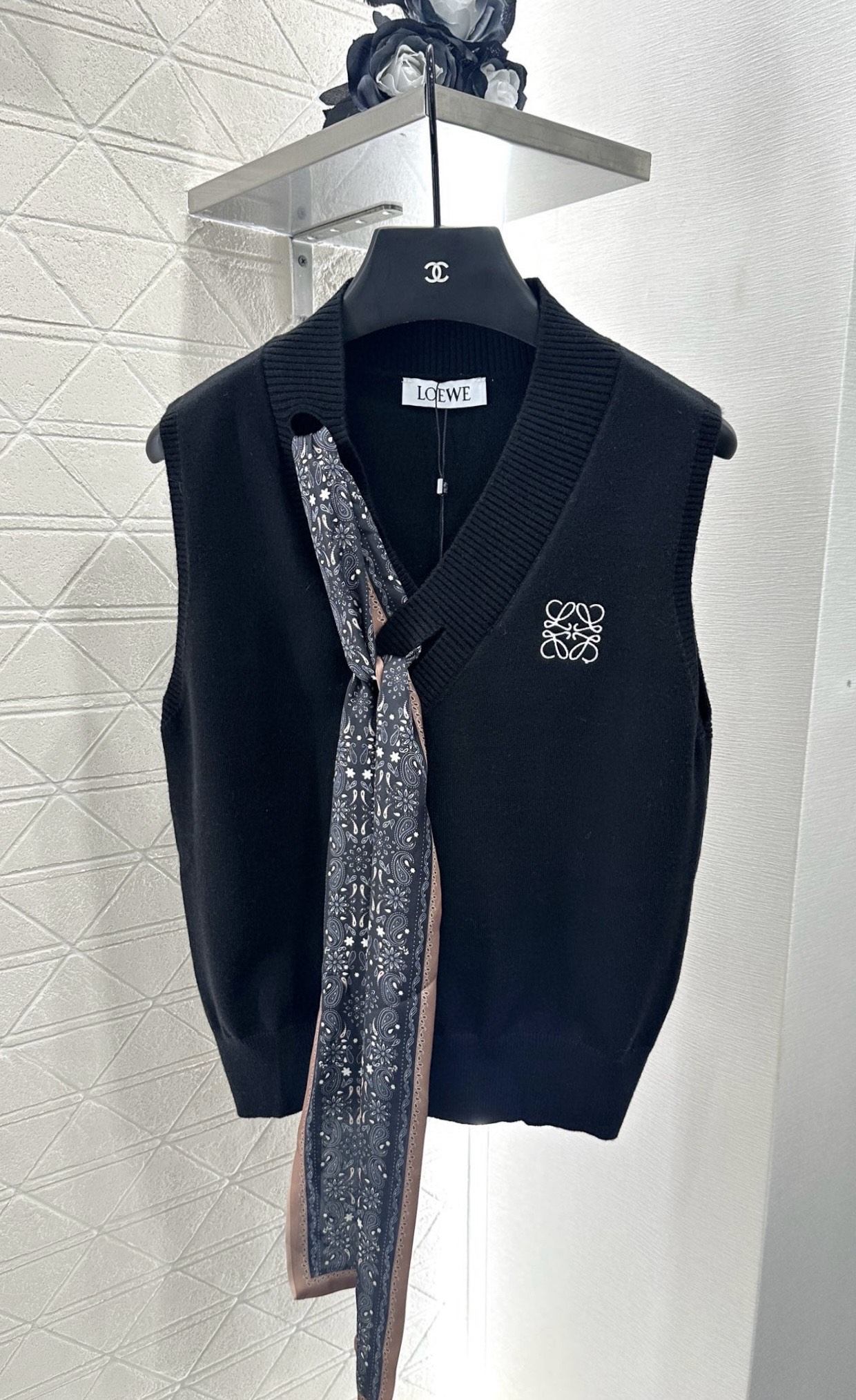 Women’s Elite V-Neck Vest with Custom YB Wool Needles, Sniper Knitting, and Elegant Details. - 图片 1