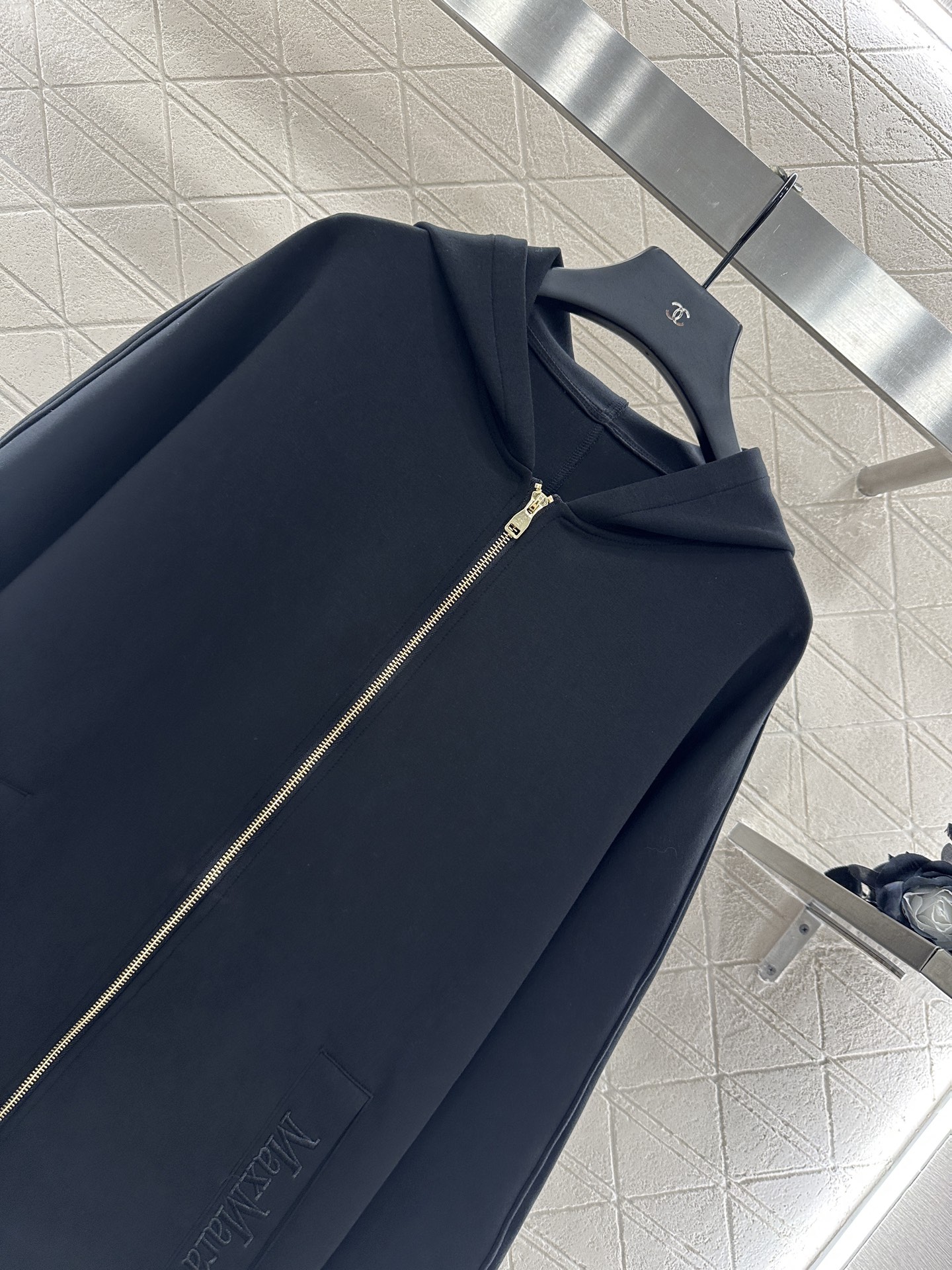Max Mar*225 Women’s Hooded Suit: Stylish, Warm, and Customizable. - 图片 3