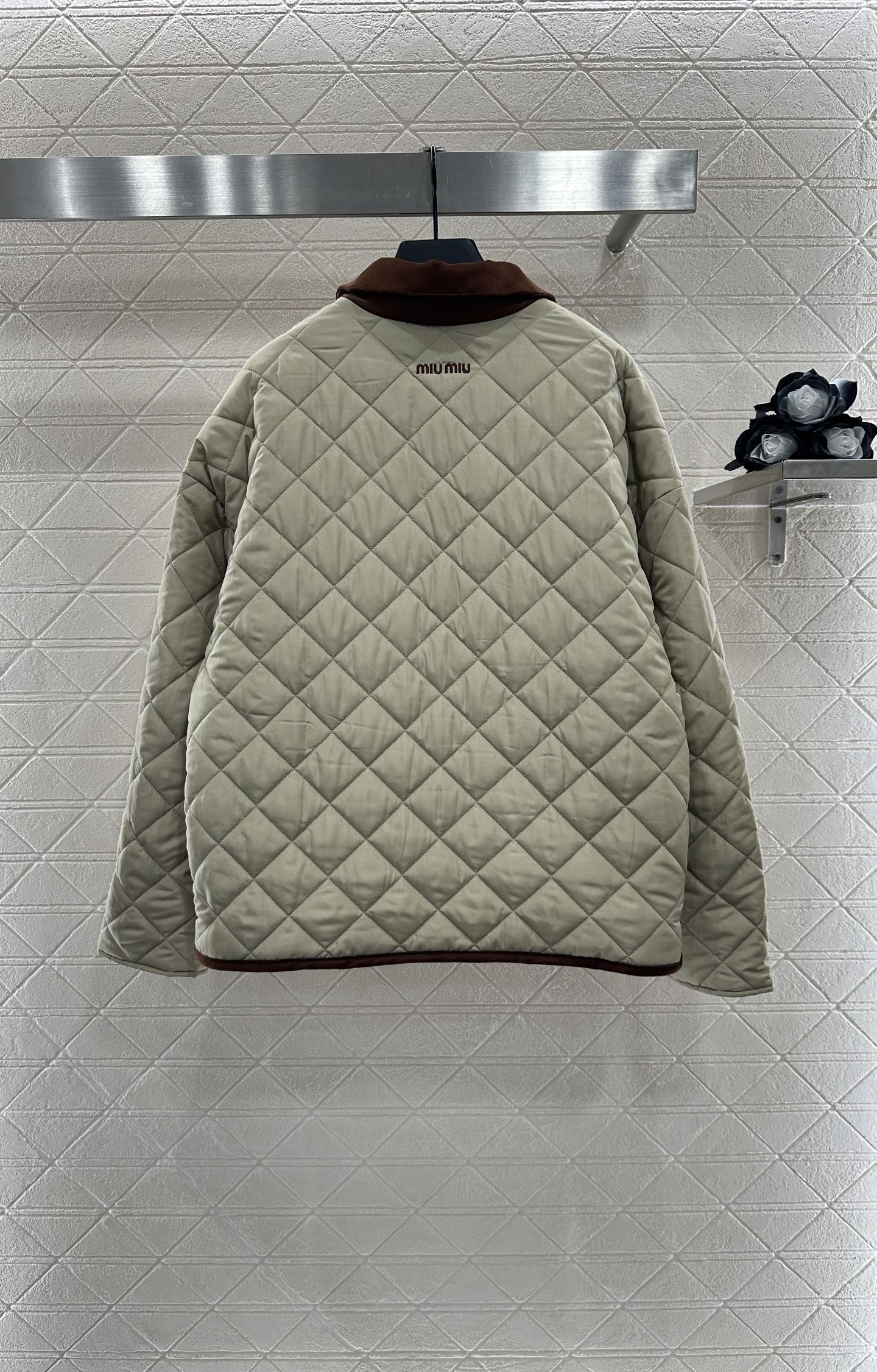 ♥Miumi*♥2025新品上架
     菱格翻领羽绒棉服
定制YB进口防风防水尼龙材质 其工艺还原 