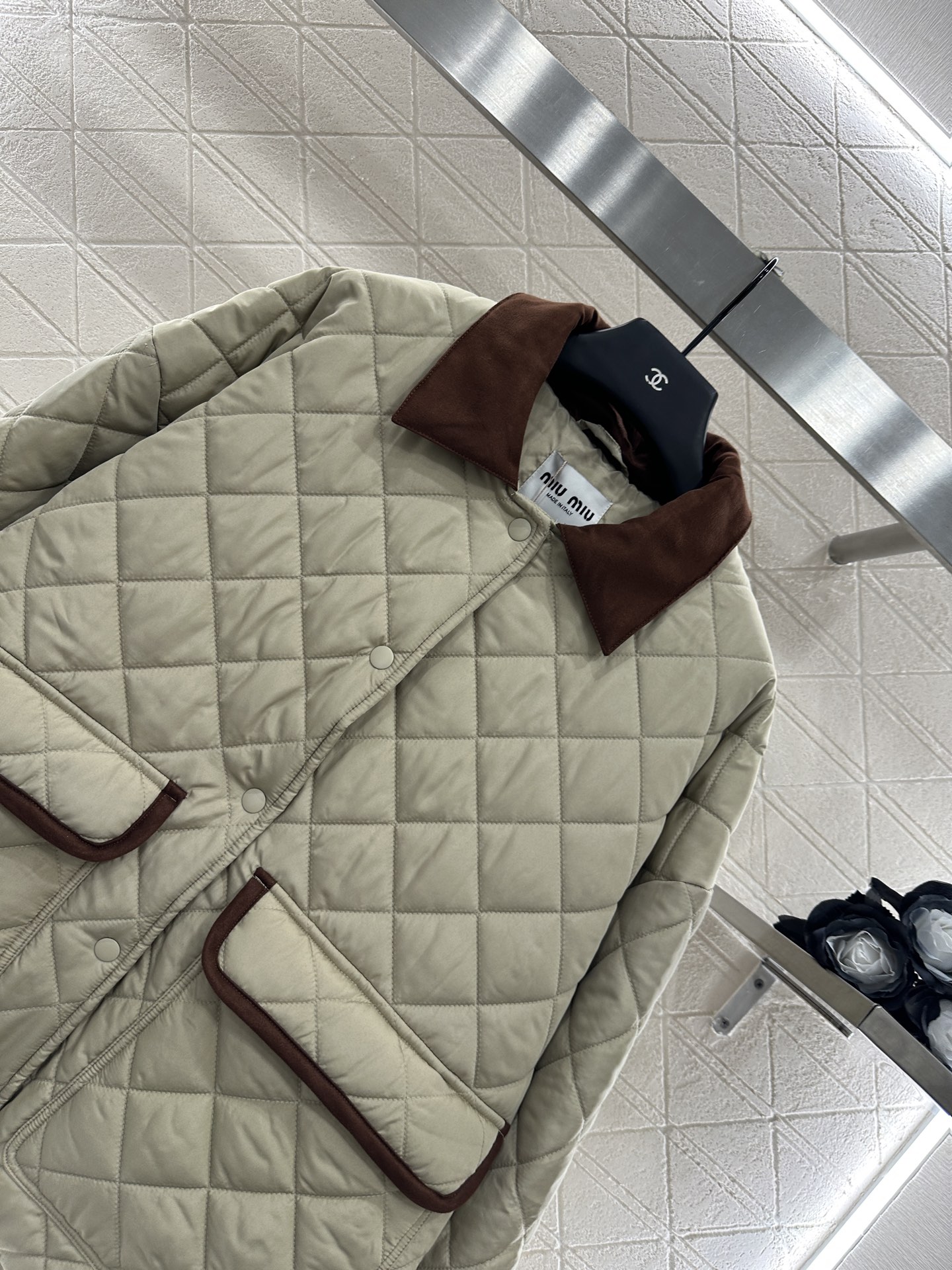 ♥Miumi*♥2025新品上架
     菱格翻领羽绒棉服
定制YB进口防风防水尼龙材质 其工艺还原 