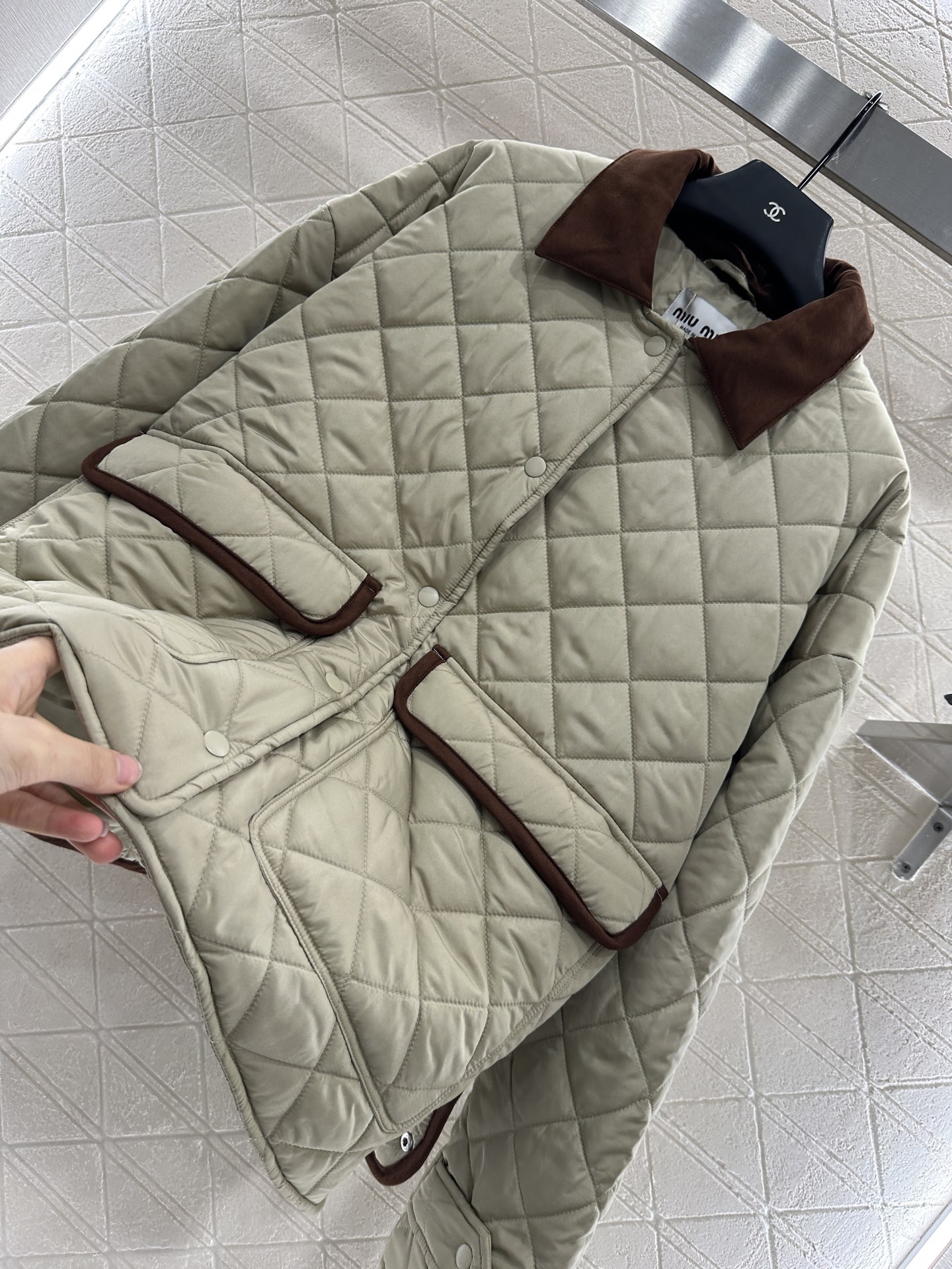 ♥Miumi*♥2025新品上架
     菱格翻领羽绒棉服
定制YB进口防风防水尼龙材质 其工艺还原 