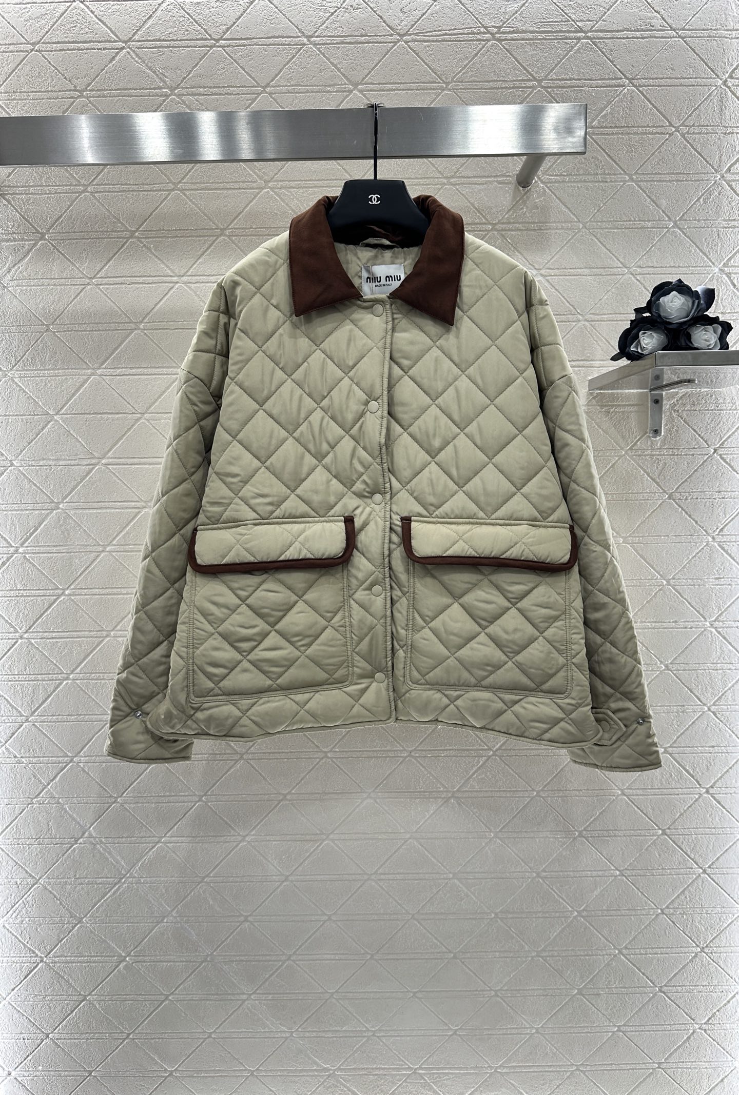 ♥Miumi*♥2025新品上架
     菱格翻领羽绒棉服
定制YB进口防风防水尼龙材质 其工艺还原 