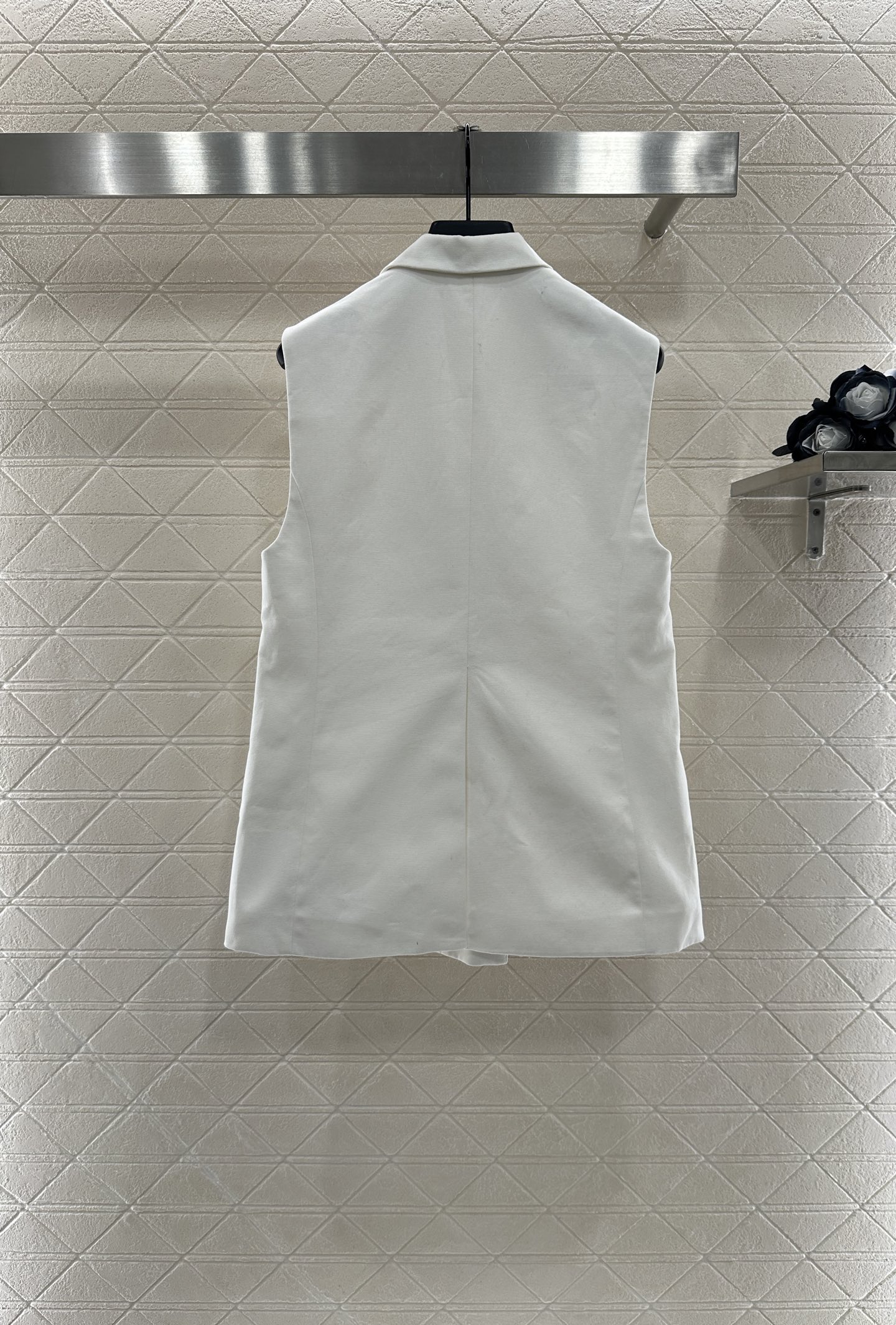 “High-Fashion Female Suit with Unique Design and Quality Materials” - 图片 2