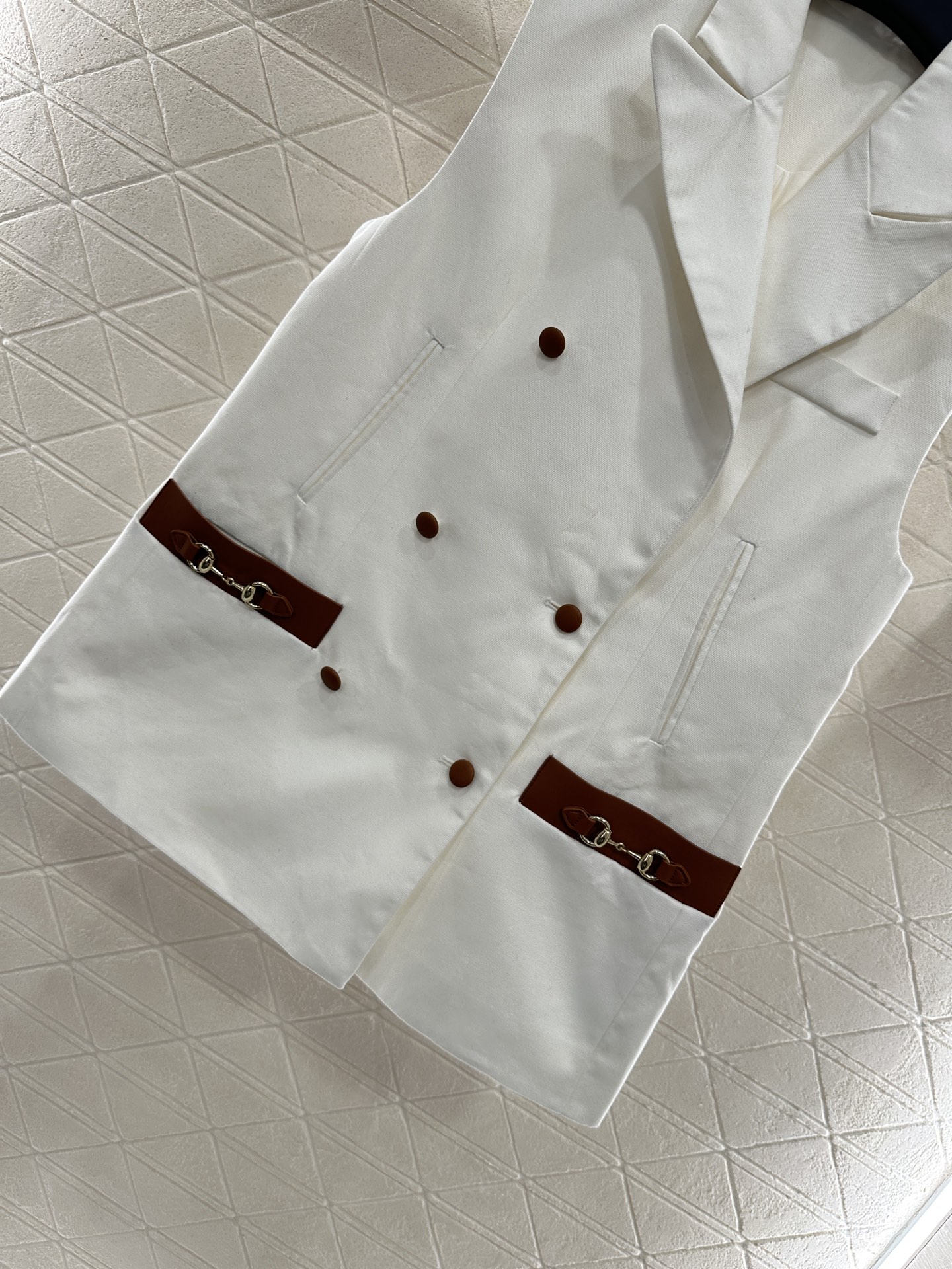“High-Fashion Female Suit with Unique Design and Quality Materials” - 图片 4