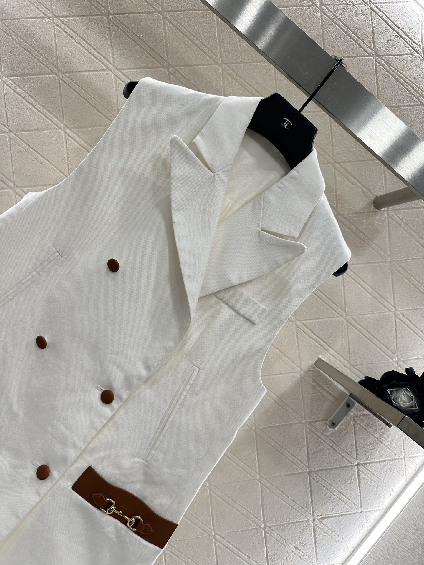 “High-Fashion Female Suit with Unique Design and Quality Materials” - 图片 3