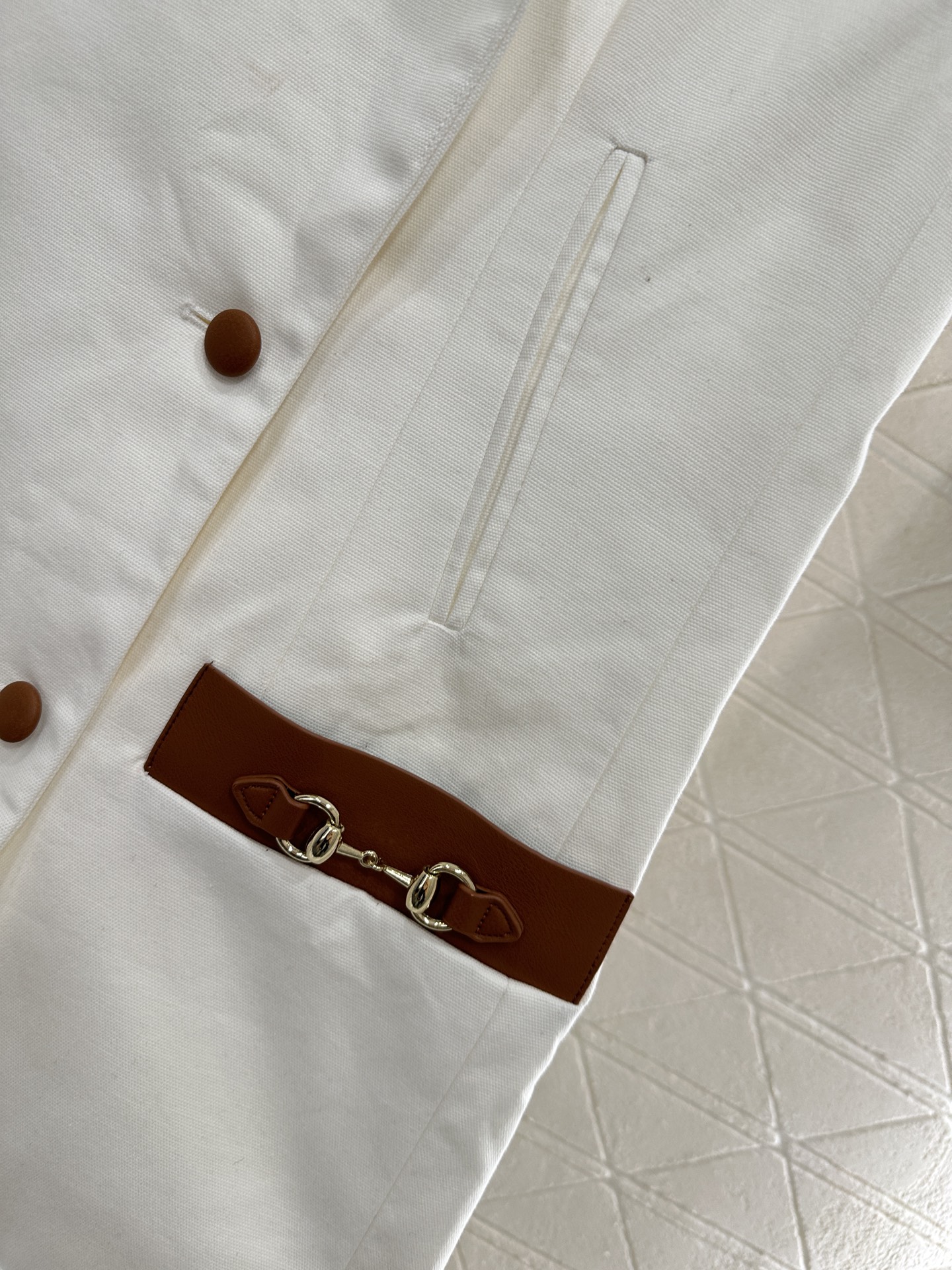 “High-Fashion Female Suit with Unique Design and Quality Materials” - 图片 5