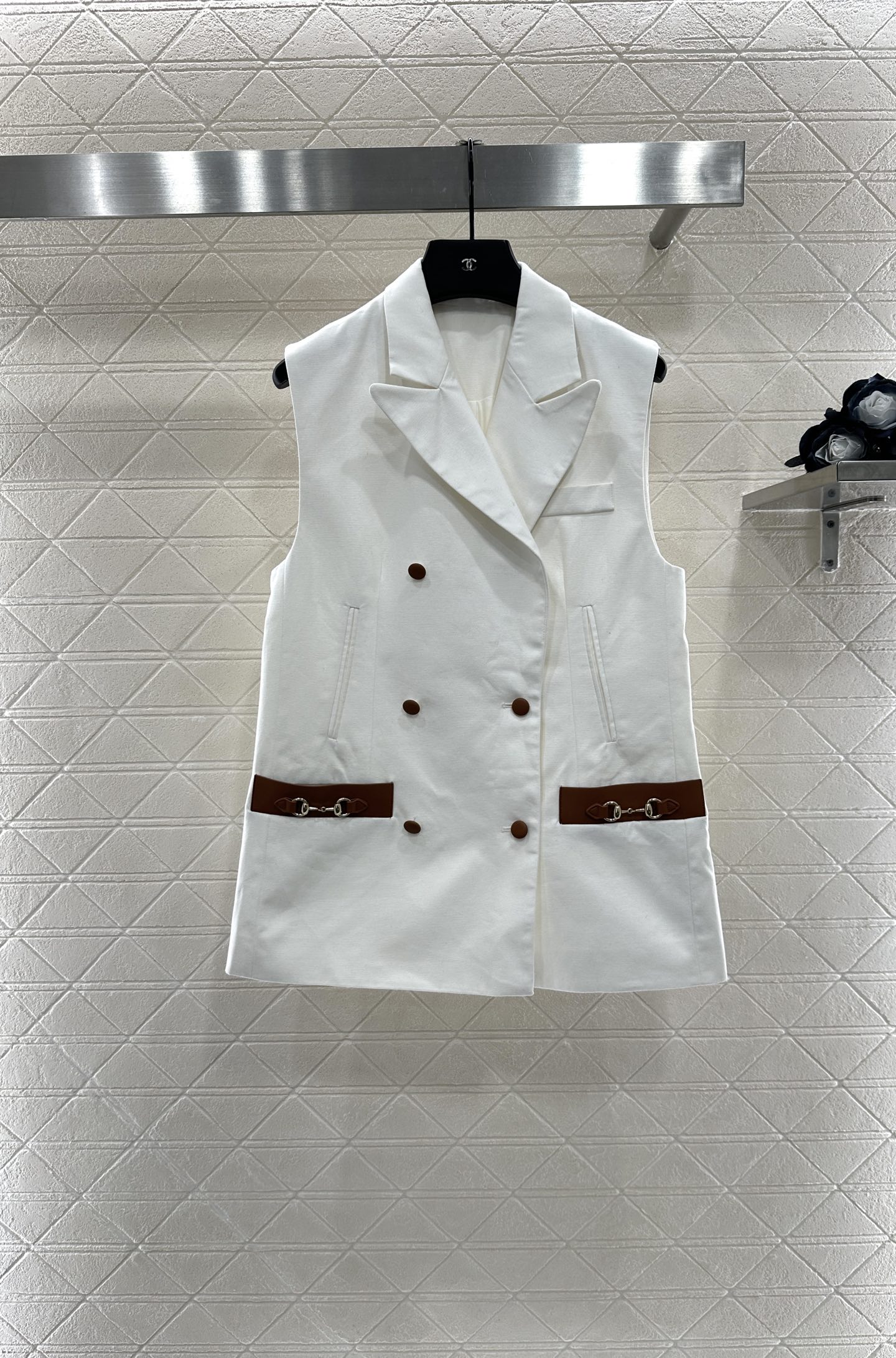 “High-Fashion Female Suit with Unique Design and Quality Materials” - 图片 1