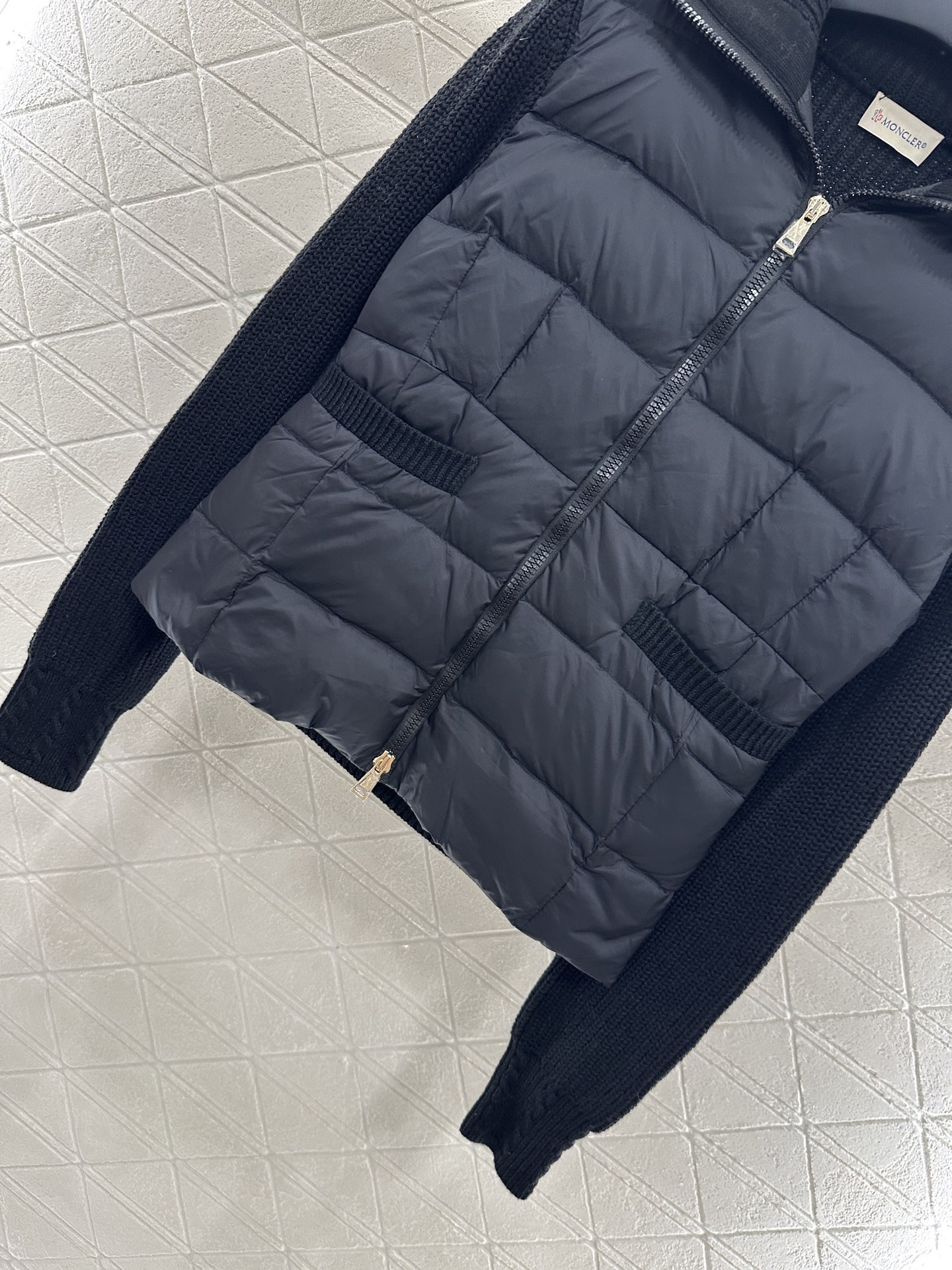 ♥Moncle*♥2025新品上架
      拼接拉链羽绒服
定制YB进口尼龙➕羊毛材质 其工艺还原 