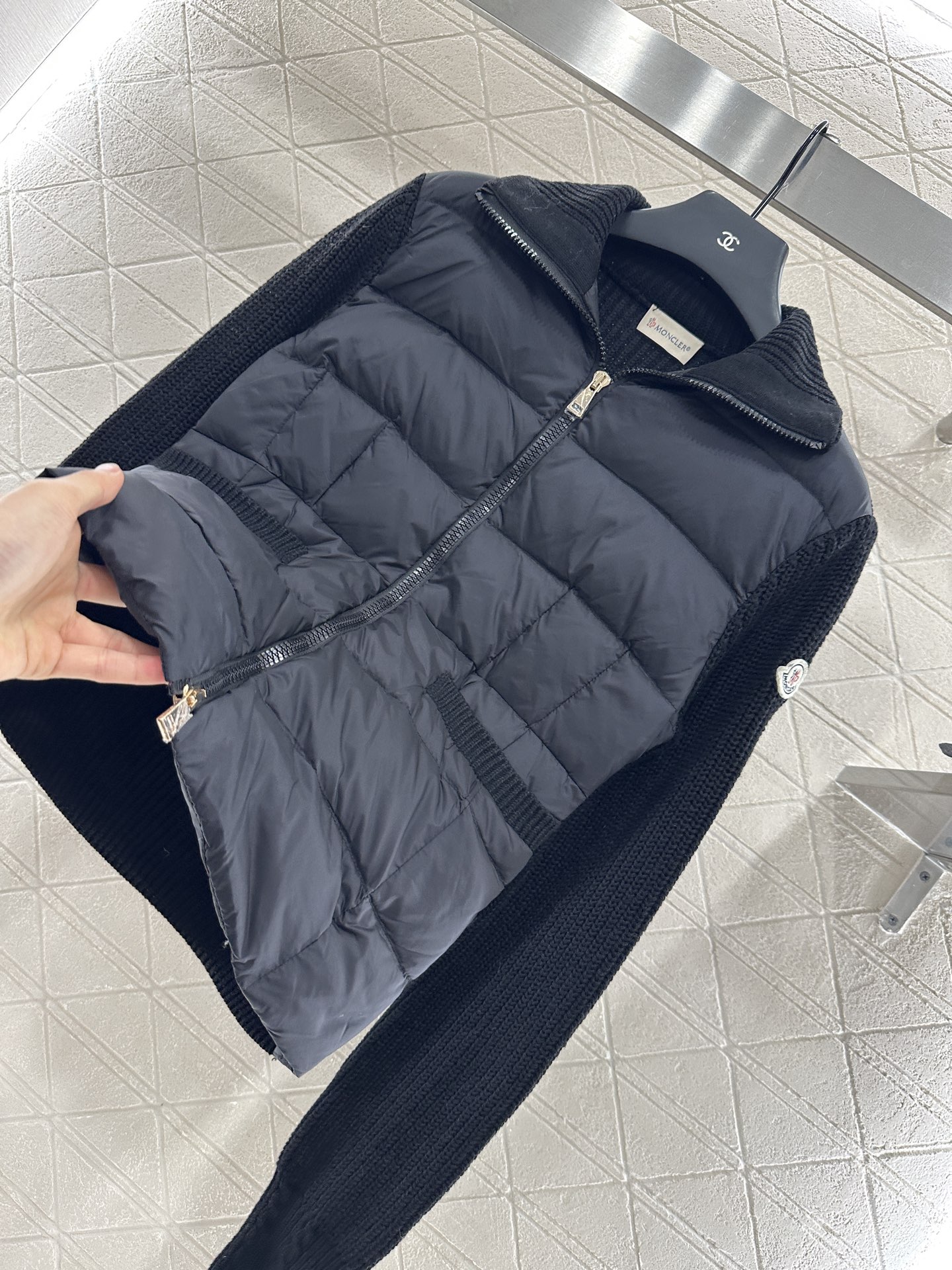 ♥Moncle*♥2025新品上架
      拼接拉链羽绒服
定制YB进口尼龙➕羊毛材质 其工艺还原 