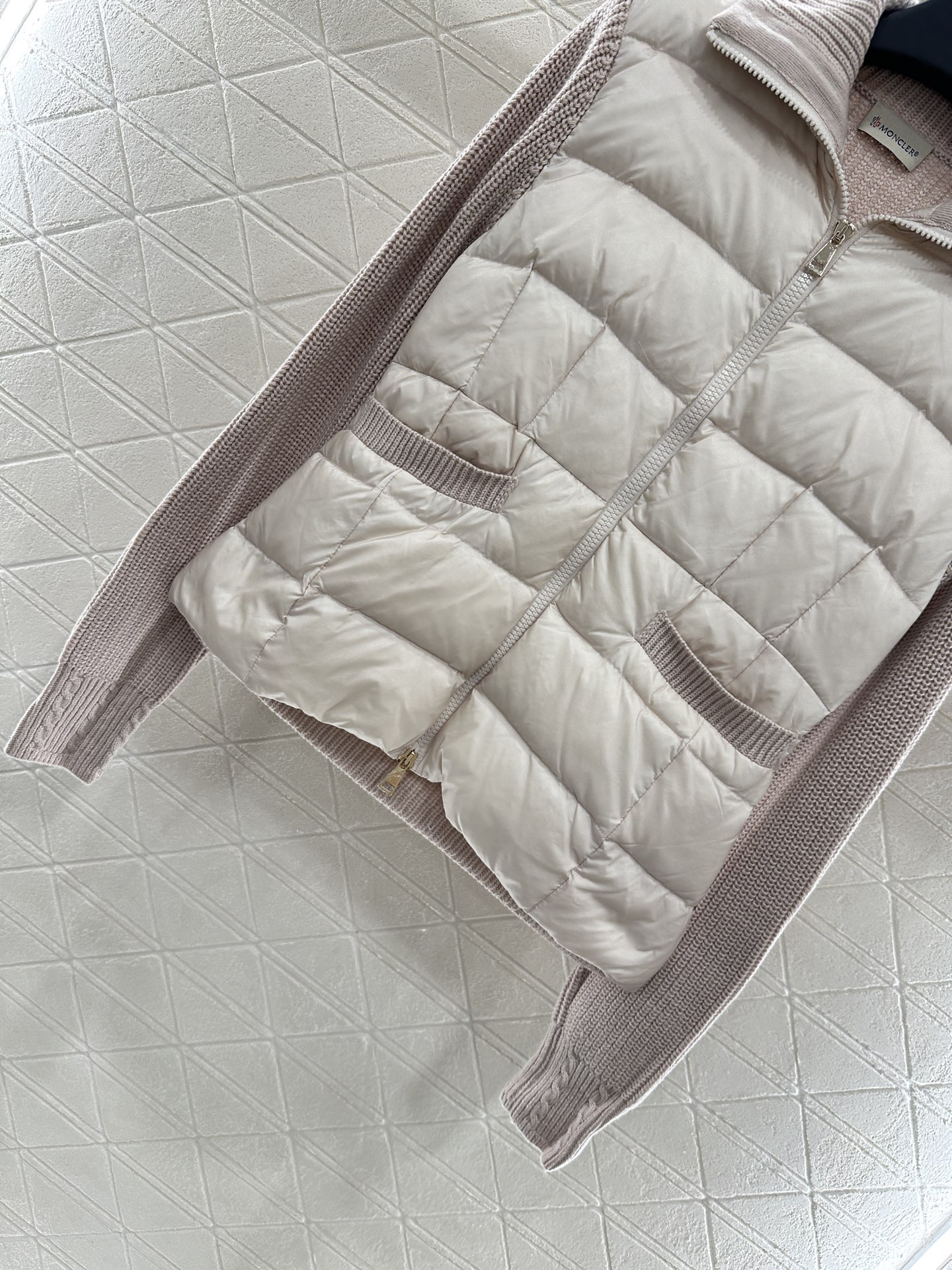 ♥Moncle*♥2025新品上架
      拼接拉链羽绒服
定制YB进口尼龙➕羊毛材质 其工艺还原 