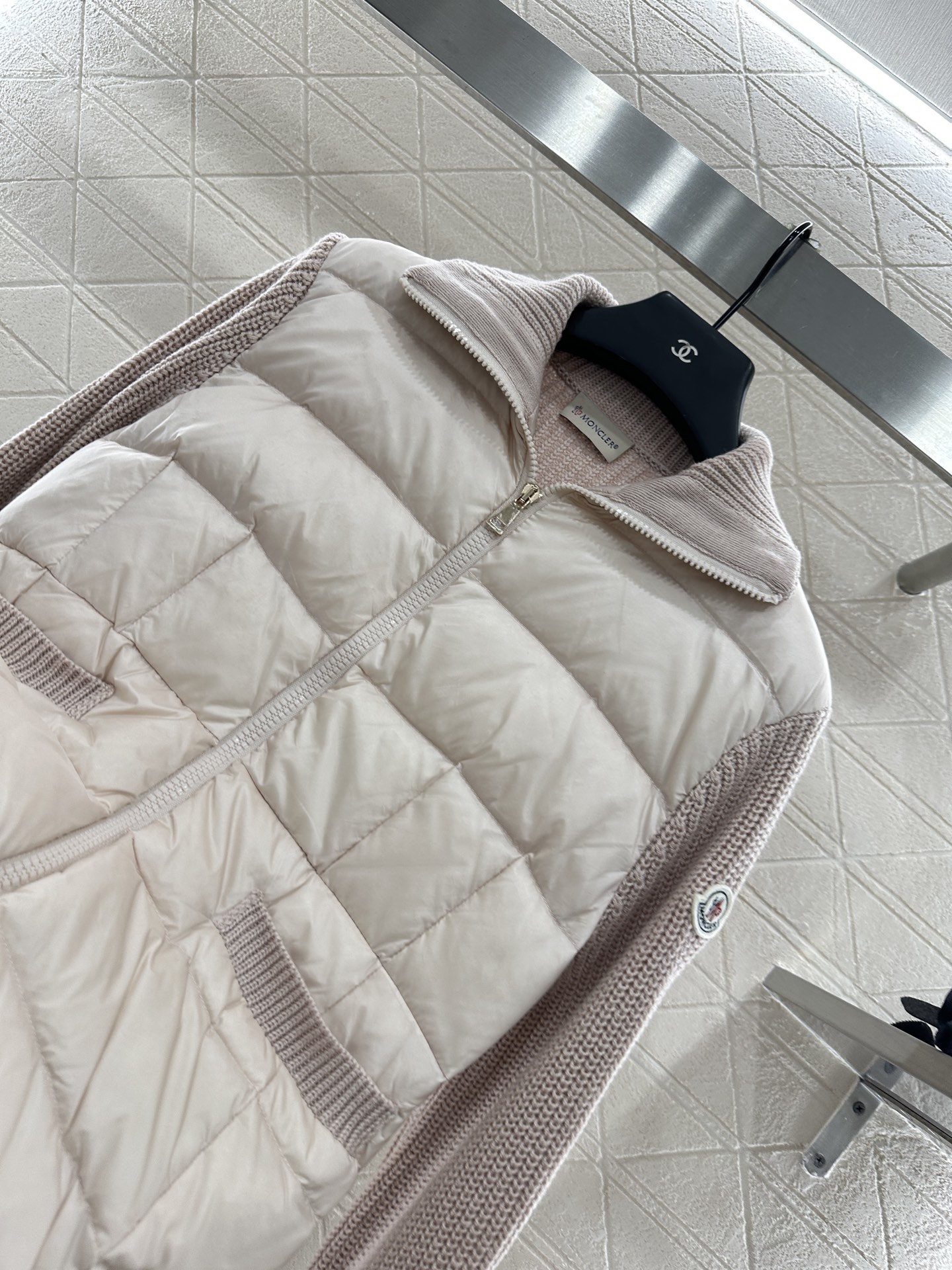 ♥Moncle*♥2025新品上架
      拼接拉链羽绒服
定制YB进口尼龙➕羊毛材质 其工艺还原 