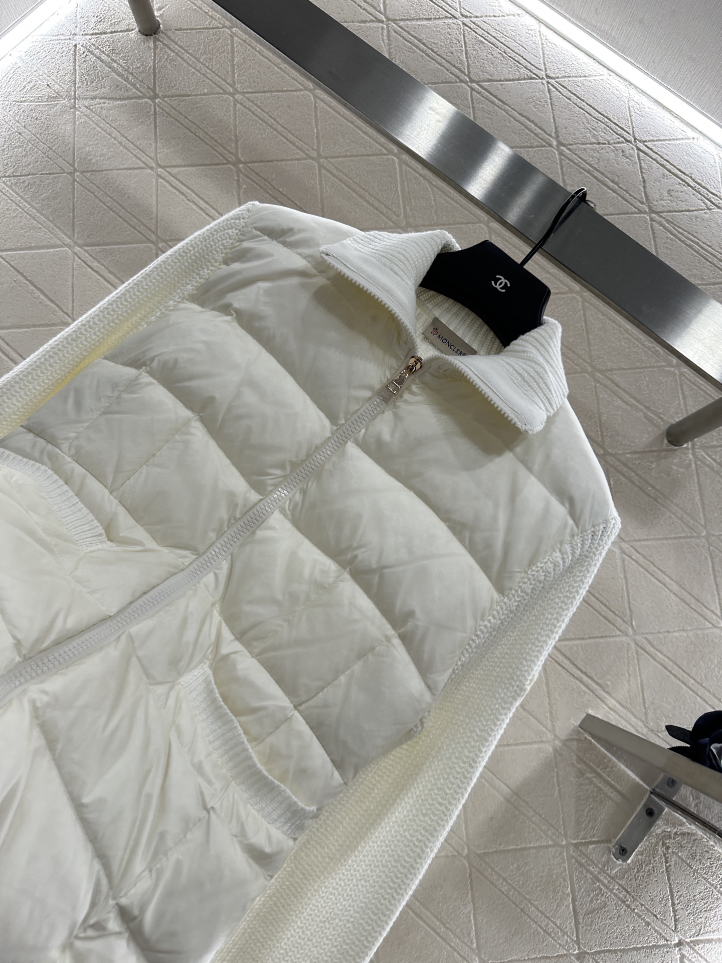 ♥Moncle*♥2025新品上架
      拼接拉链羽绒服
定制YB进口尼龙➕羊毛材质 其工艺还原 