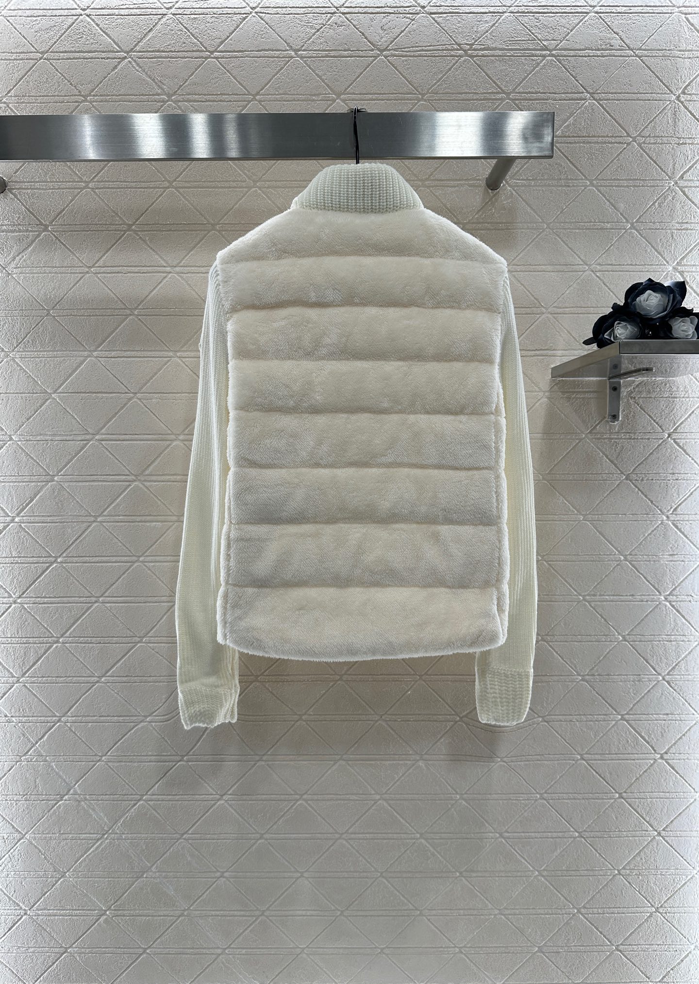 ♥Moncle*♥2025新品上架
      拼接拉链羽绒服
定制YB进口羊羔磨毛➕羊毛材质 带有毛绒