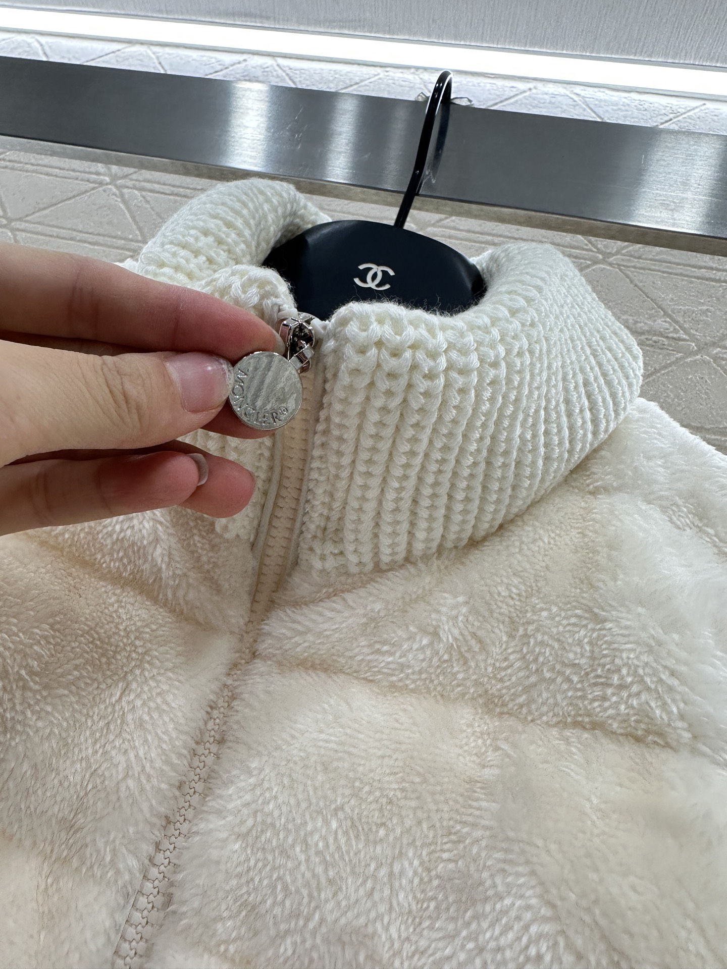 ♥Moncle*♥2025新品上架
      拼接拉链羽绒服
定制YB进口羊羔磨毛➕羊毛材质 带有毛绒