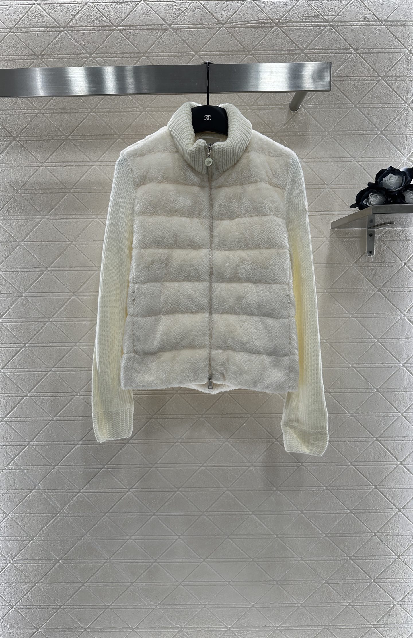 ♥Moncle*♥2025新品上架
      拼接拉链羽绒服
定制YB进口羊羔磨毛➕羊毛材质 带有毛绒