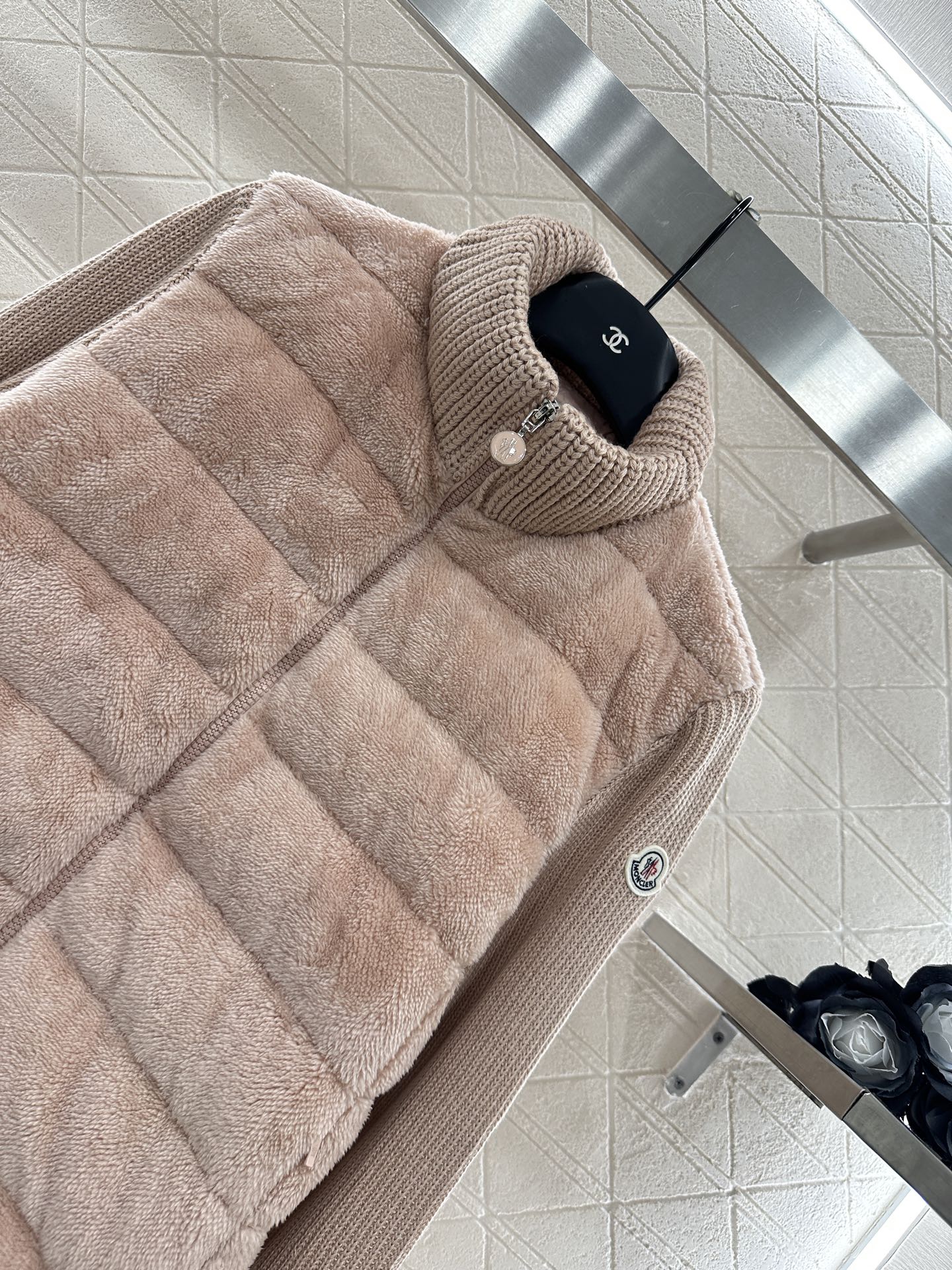 ♥Moncle*♥2025新品上架
      拼接拉链羽绒服
定制YB进口羊羔磨毛➕羊毛材质 带有毛绒
