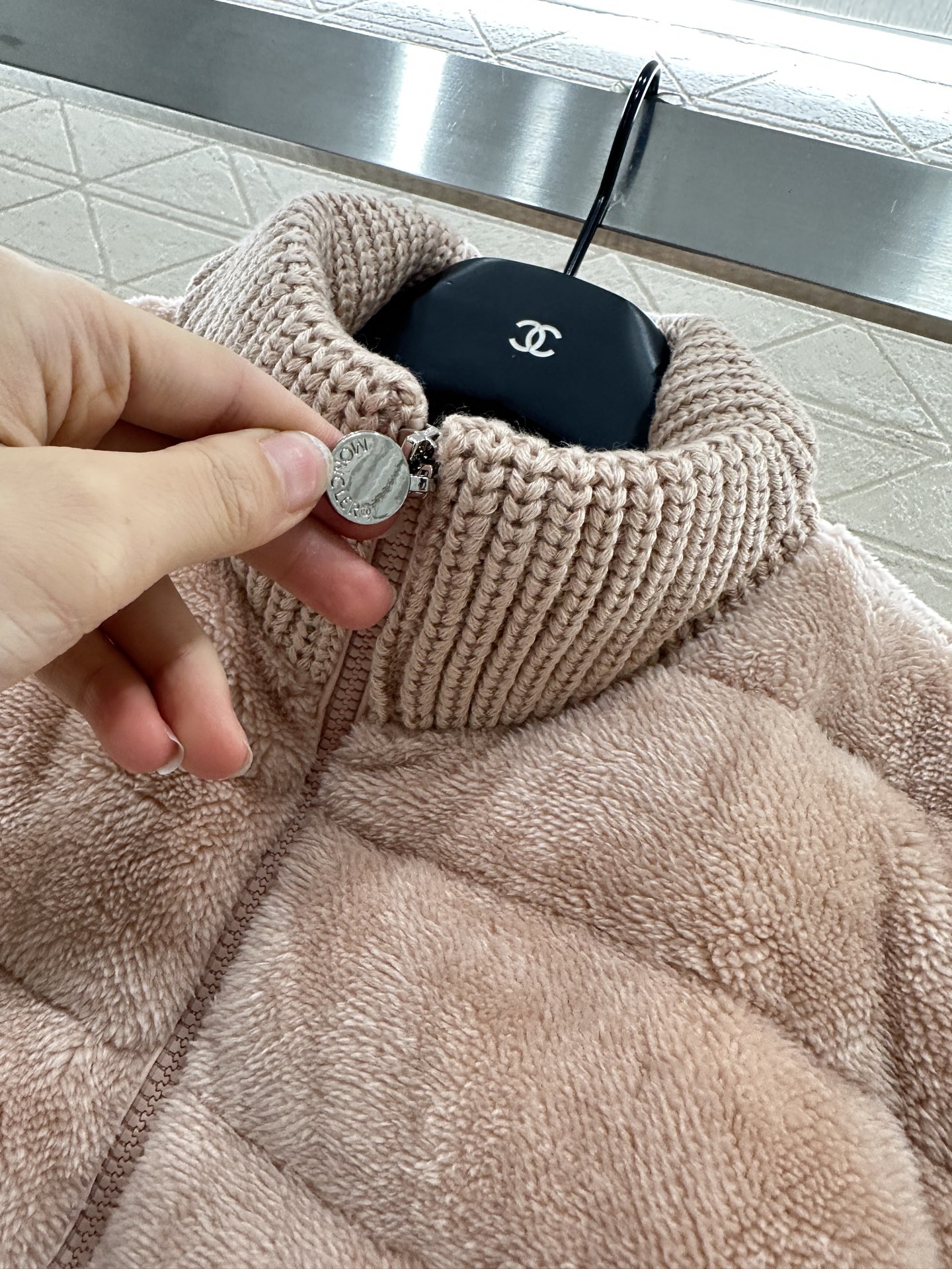♥Moncle*♥2025新品上架
      拼接拉链羽绒服
定制YB进口羊羔磨毛➕羊毛材质 带有毛绒