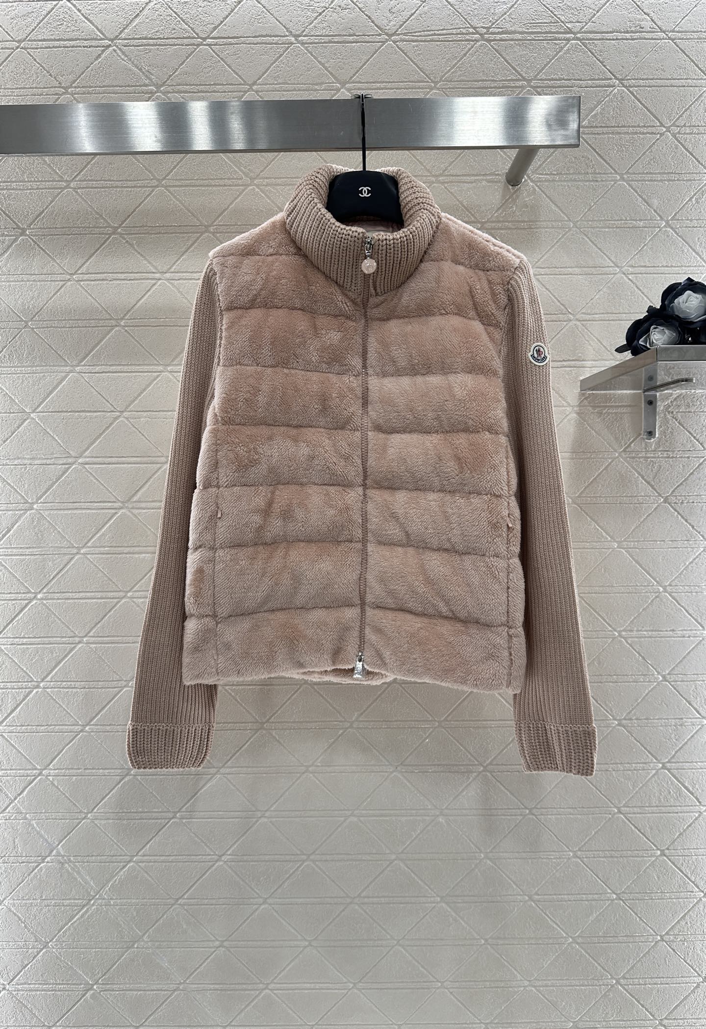 ♥Moncle*♥2025新品上架
      拼接拉链羽绒服
定制YB进口羊羔磨毛➕羊毛材质 带有毛绒