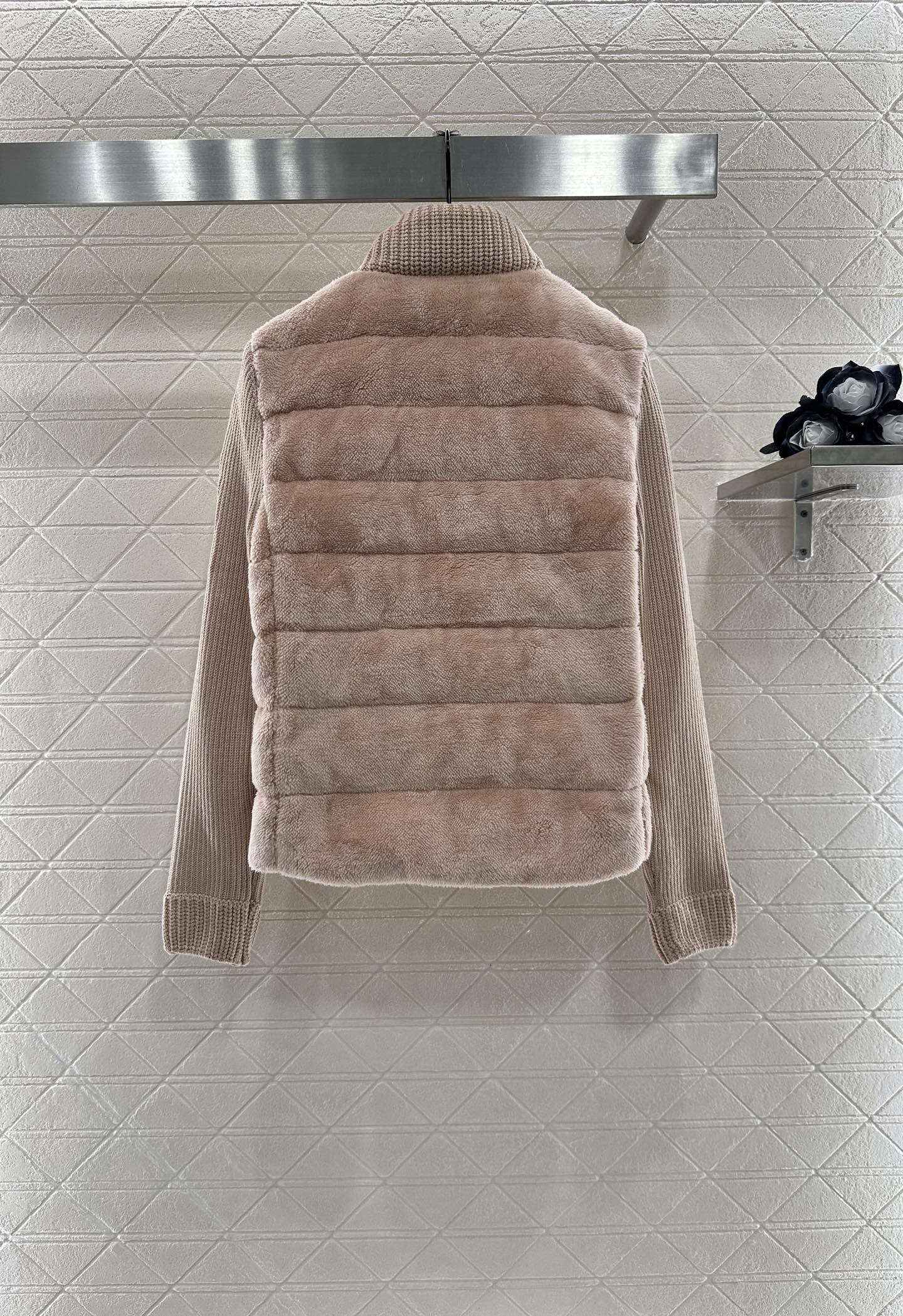 ♥Moncle*♥2025新品上架
      拼接拉链羽绒服
定制YB进口羊羔磨毛➕羊毛材质 带有毛绒