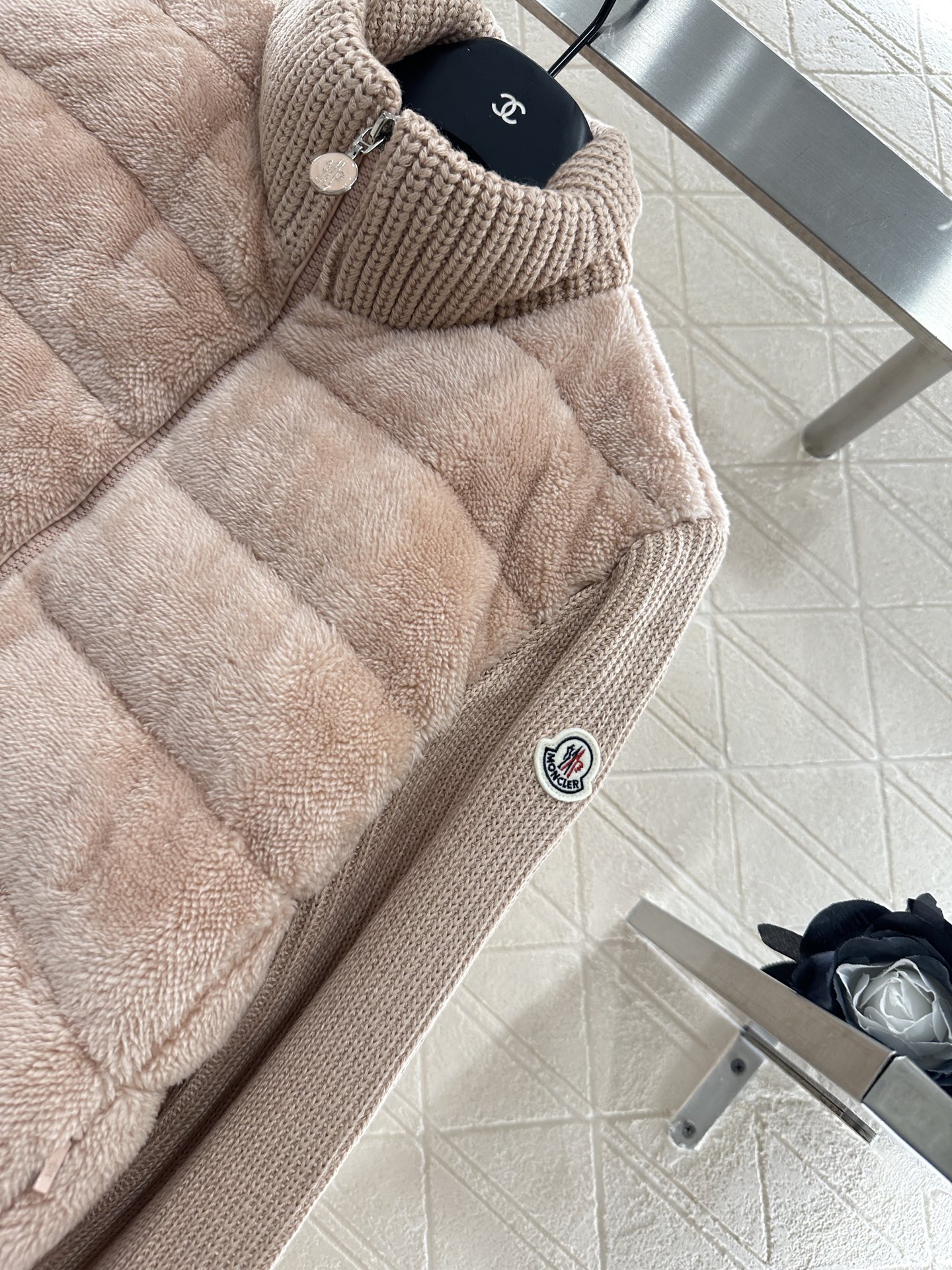 ♥Moncle*♥2025新品上架
      拼接拉链羽绒服
定制YB进口羊羔磨毛➕羊毛材质 带有毛绒