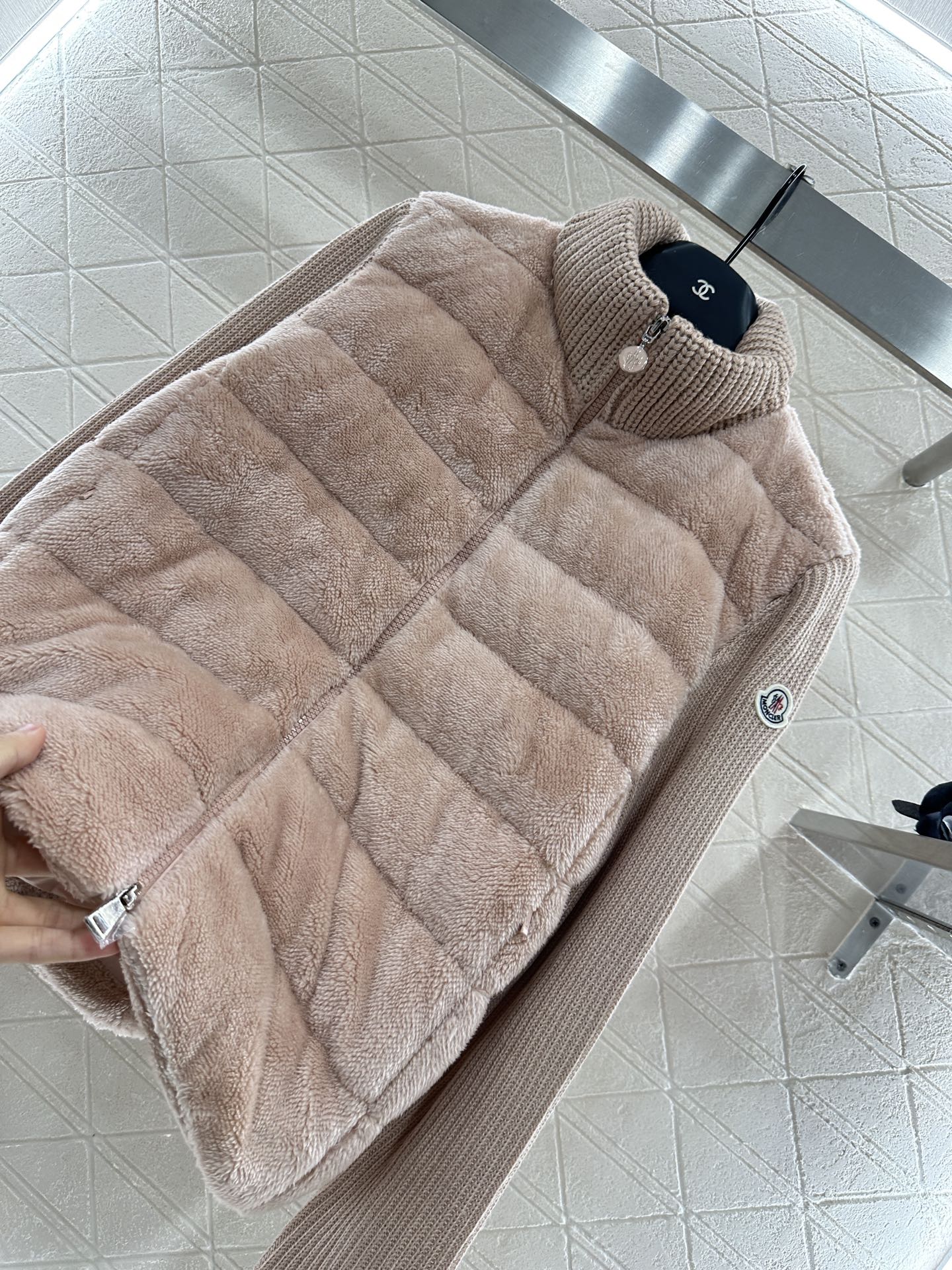 ♥Moncle*♥2025新品上架
      拼接拉链羽绒服
定制YB进口羊羔磨毛➕羊毛材质 带有毛绒