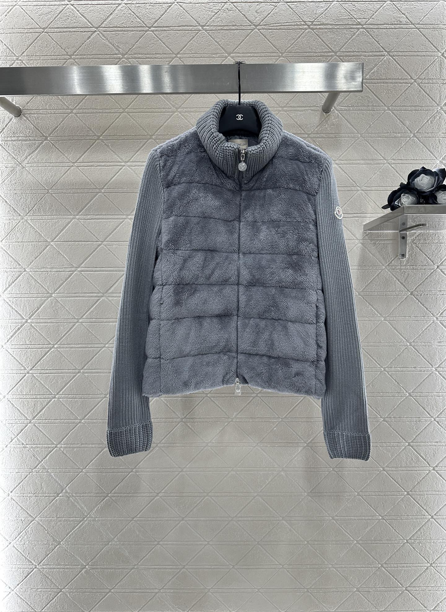 ♥Moncle*♥2025新品上架
      拼接拉链羽绒服
定制YB进口羊羔磨毛➕羊毛材质 带有毛绒