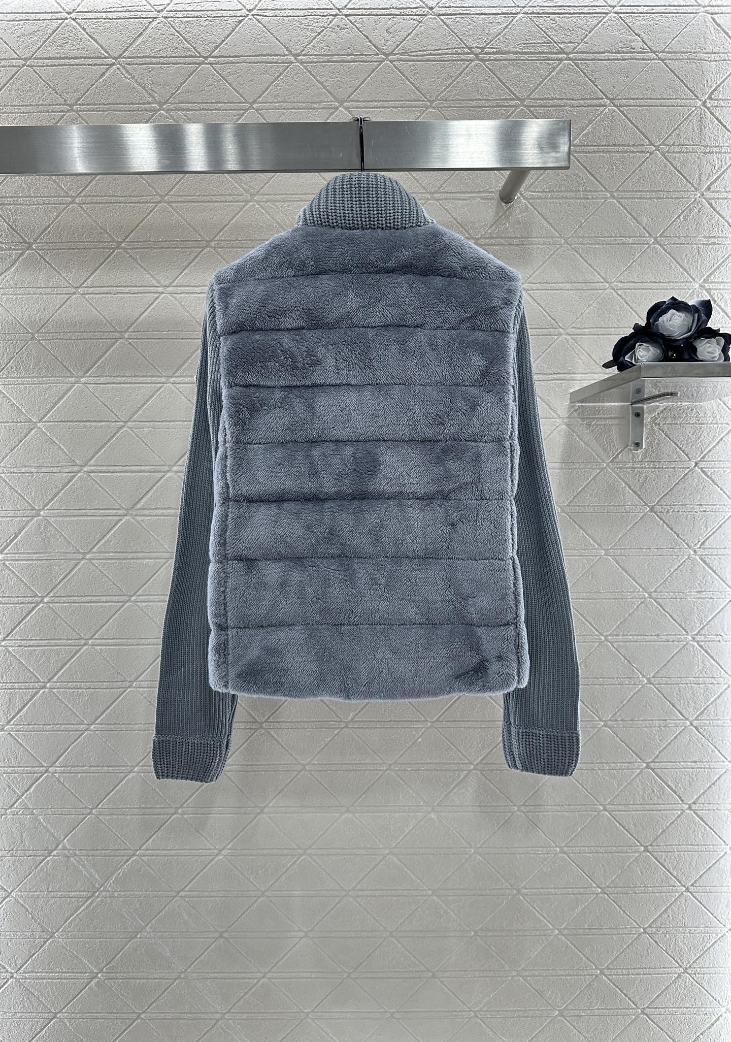 ♥Moncle*♥2025新品上架
      拼接拉链羽绒服
定制YB进口羊羔磨毛➕羊毛材质 带有毛绒