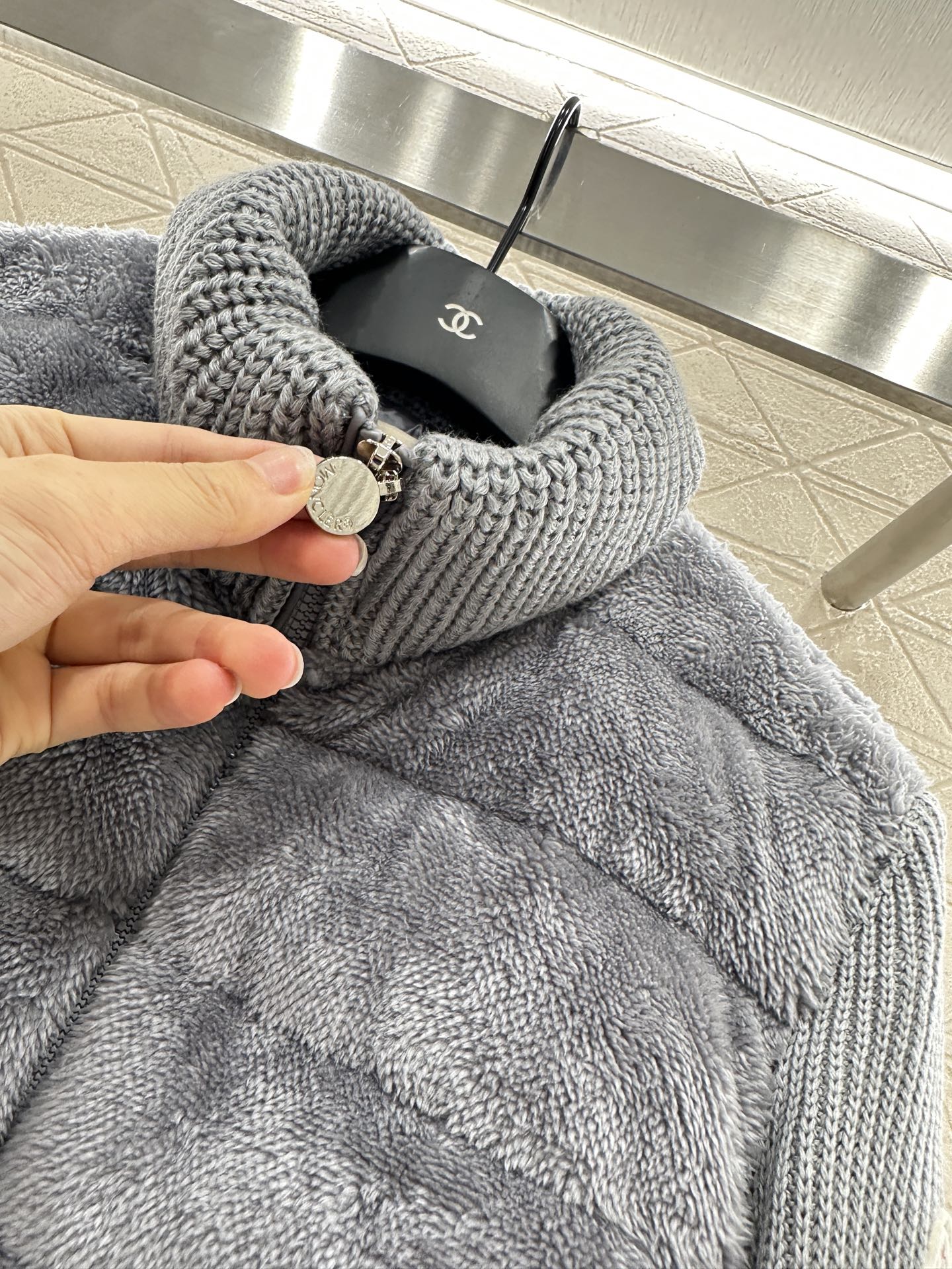 ♥Moncle*♥2025新品上架
      拼接拉链羽绒服
定制YB进口羊羔磨毛➕羊毛材质 带有毛绒