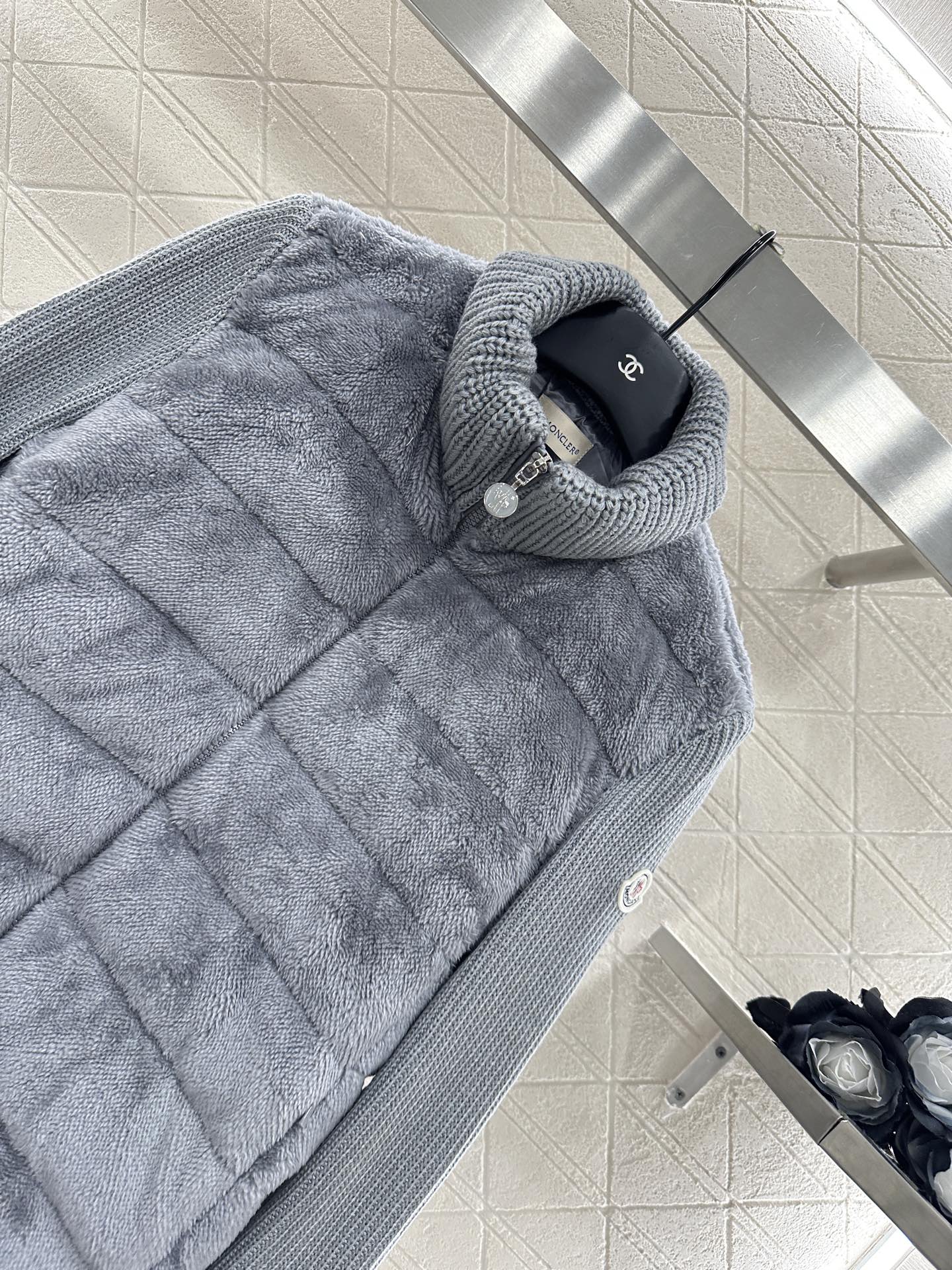 ♥Moncle*♥2025新品上架
      拼接拉链羽绒服
定制YB进口羊羔磨毛➕羊毛材质 带有毛绒