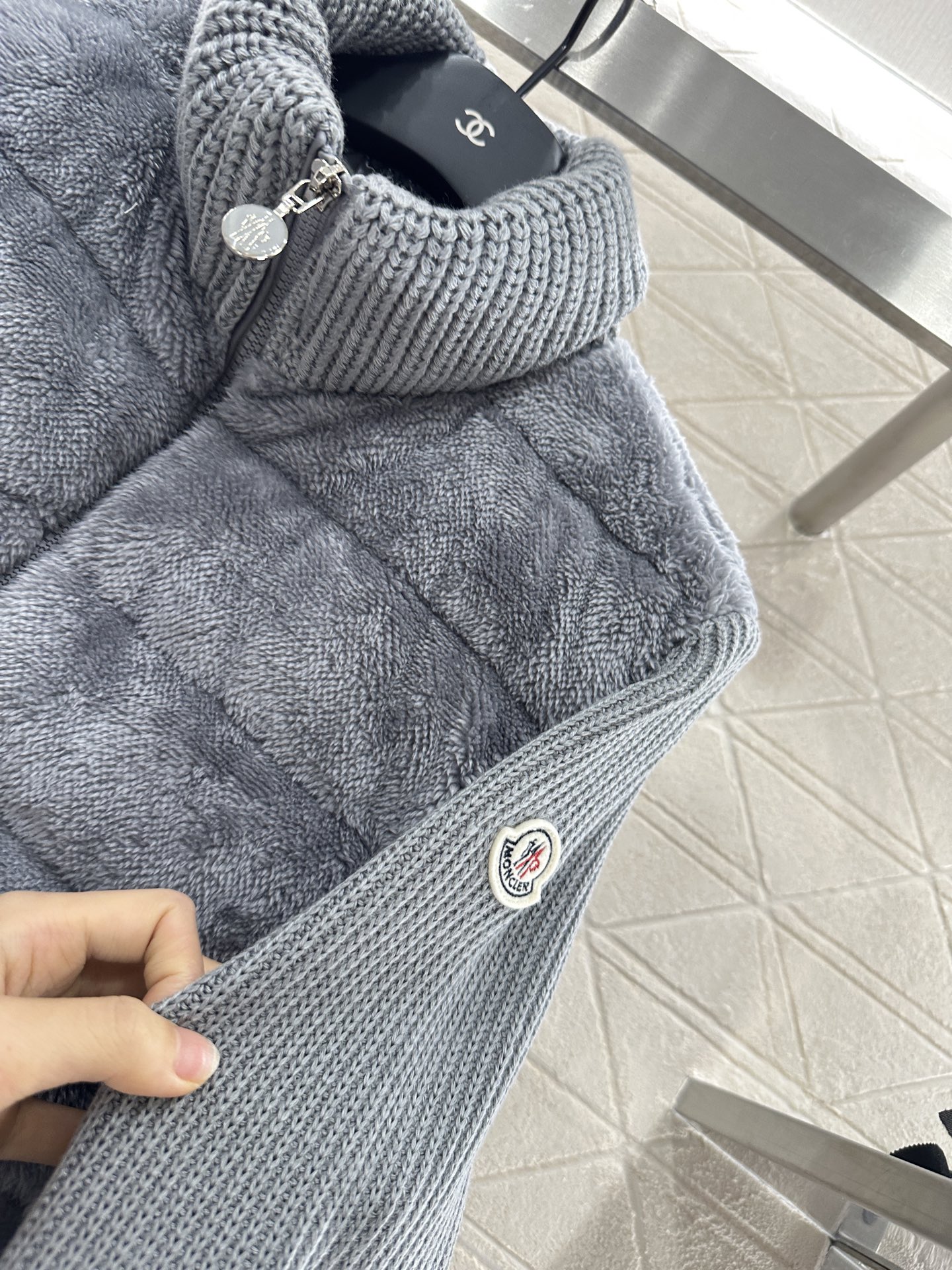 ♥Moncle*♥2025新品上架
      拼接拉链羽绒服
定制YB进口羊羔磨毛➕羊毛材质 带有毛绒