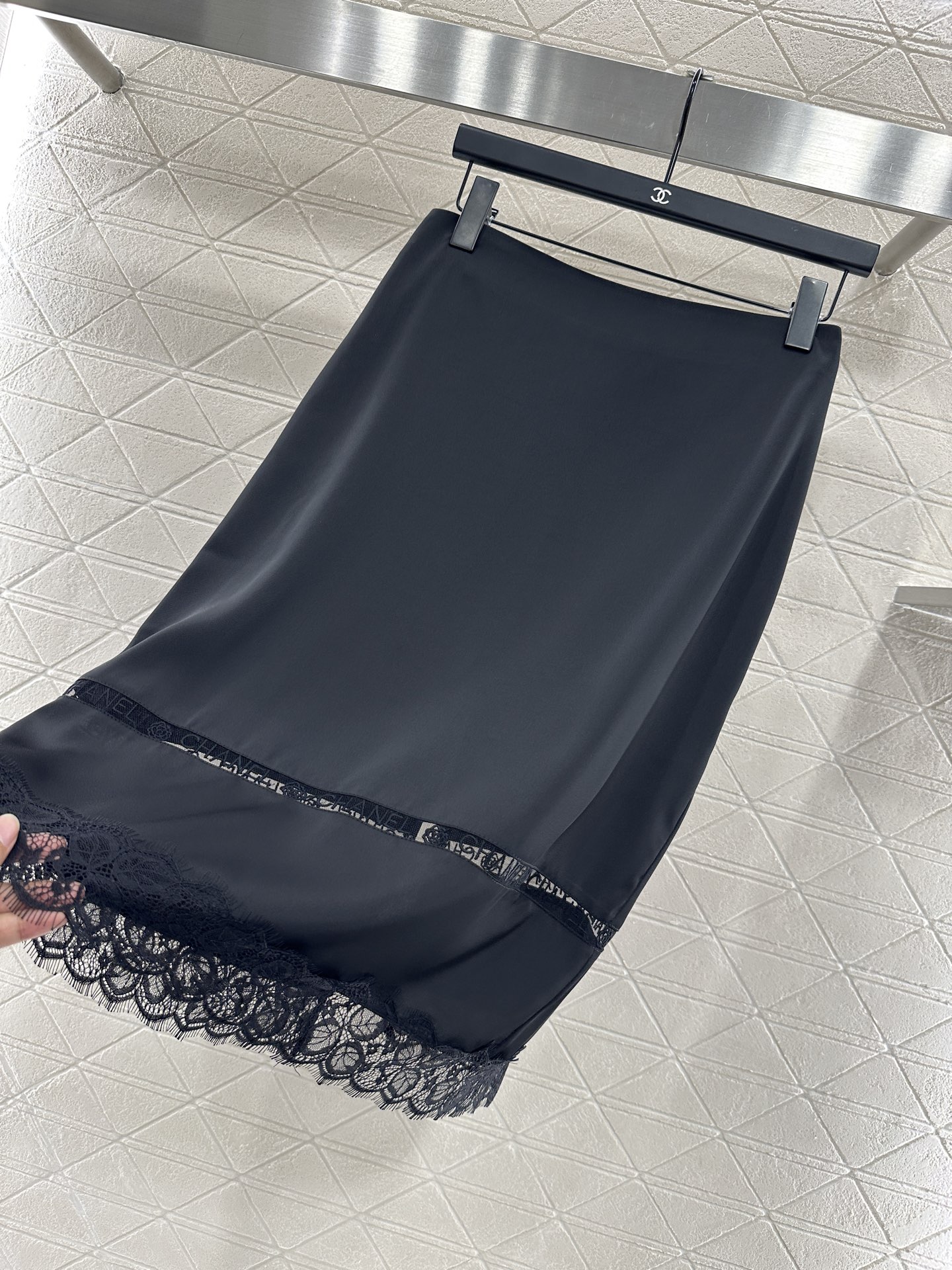 Chanel 2025 Lace Trim Silk Blend Midi Skirt - Elegant High Waist Design 5 i1754781936341 5468 0 4
