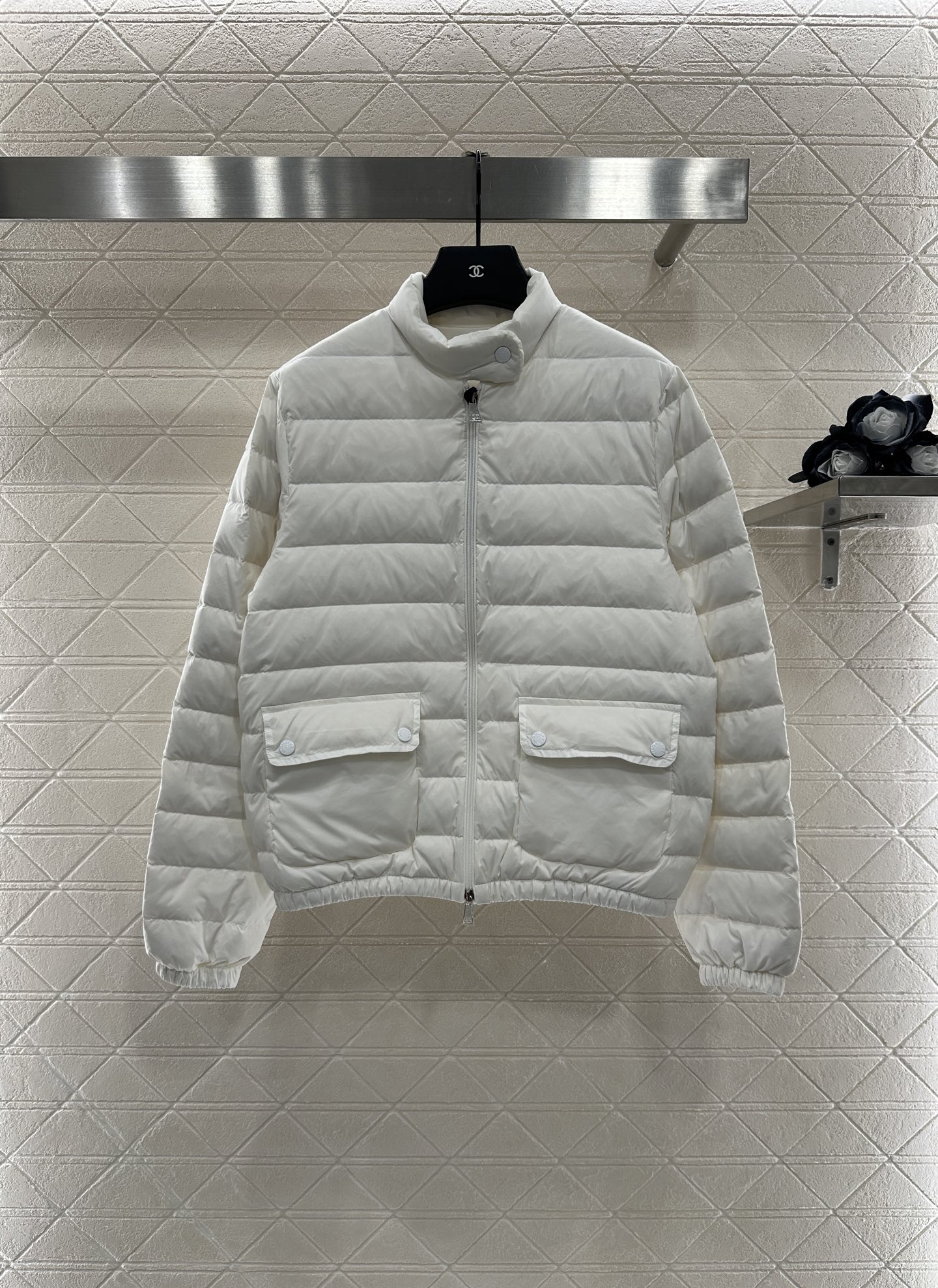 ♥Moncle*♥2025新品上架
    立领翻领薄款羽绒服
定制YB进口尼龙材质 其工艺还原 升级材