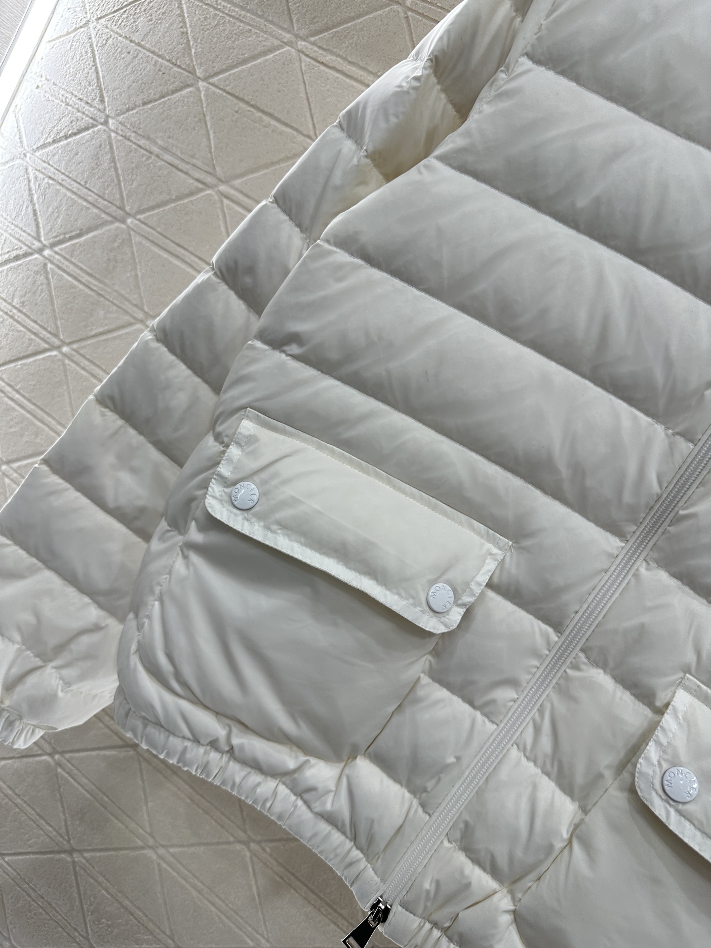 ♥Moncle*♥2025新品上架
    立领翻领薄款羽绒服
定制YB进口尼龙材质 其工艺还原 升级材