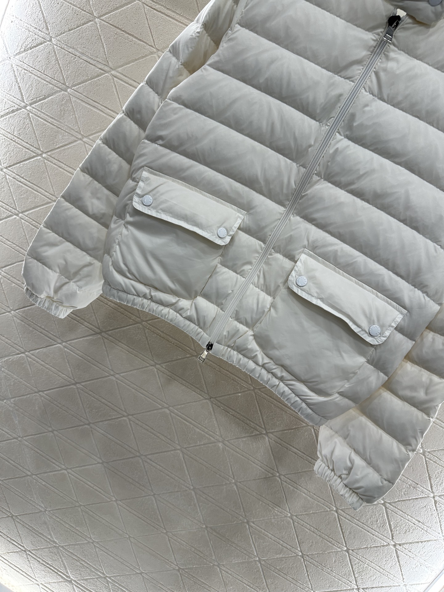 ♥Moncle*♥2025新品上架
    立领翻领薄款羽绒服
定制YB进口尼龙材质 其工艺还原 升级材