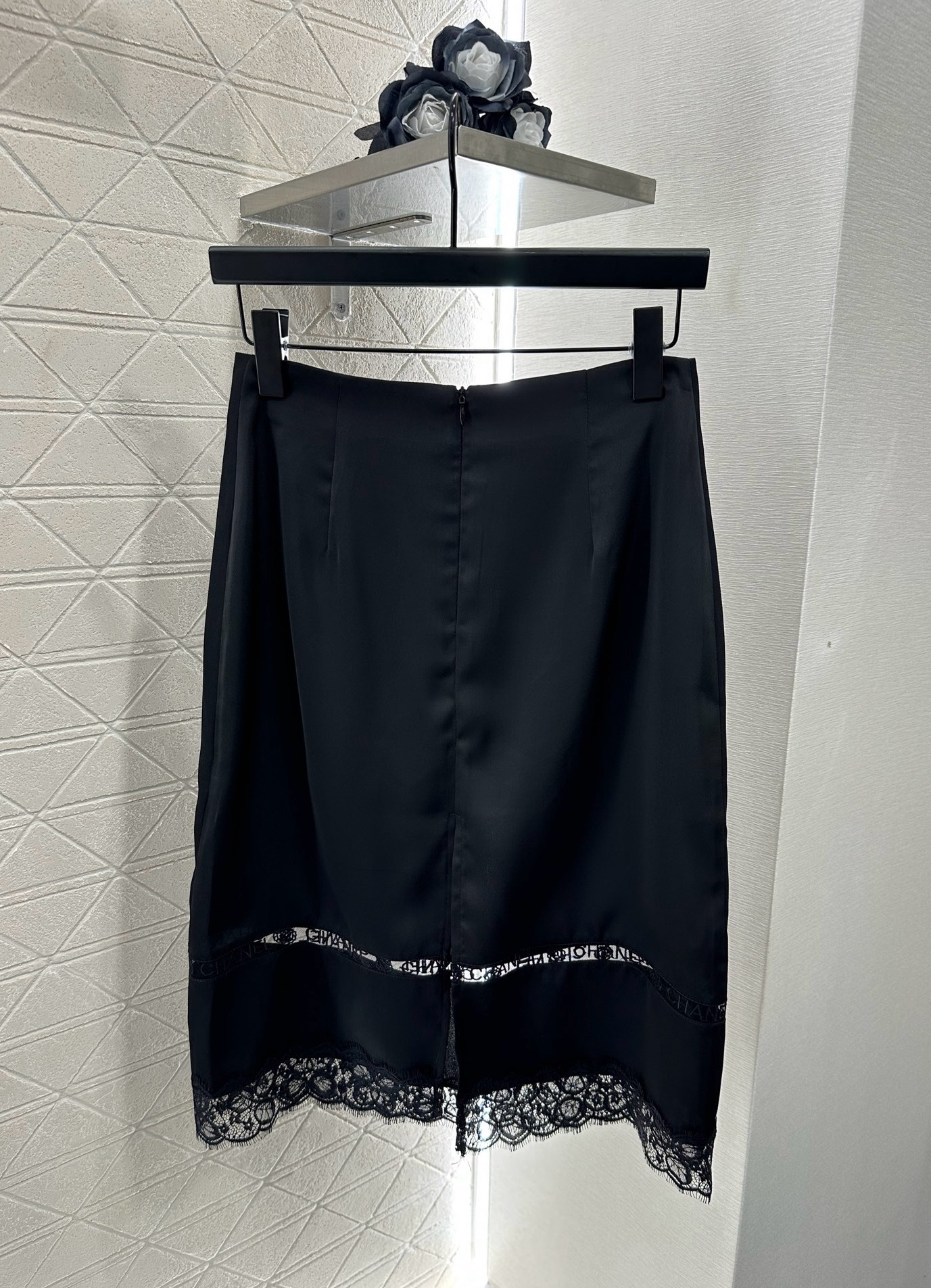 Chanel 2025 Lace Trim Silk Blend Midi Skirt - Elegant High Waist Design 2 i1754784732577 1093
