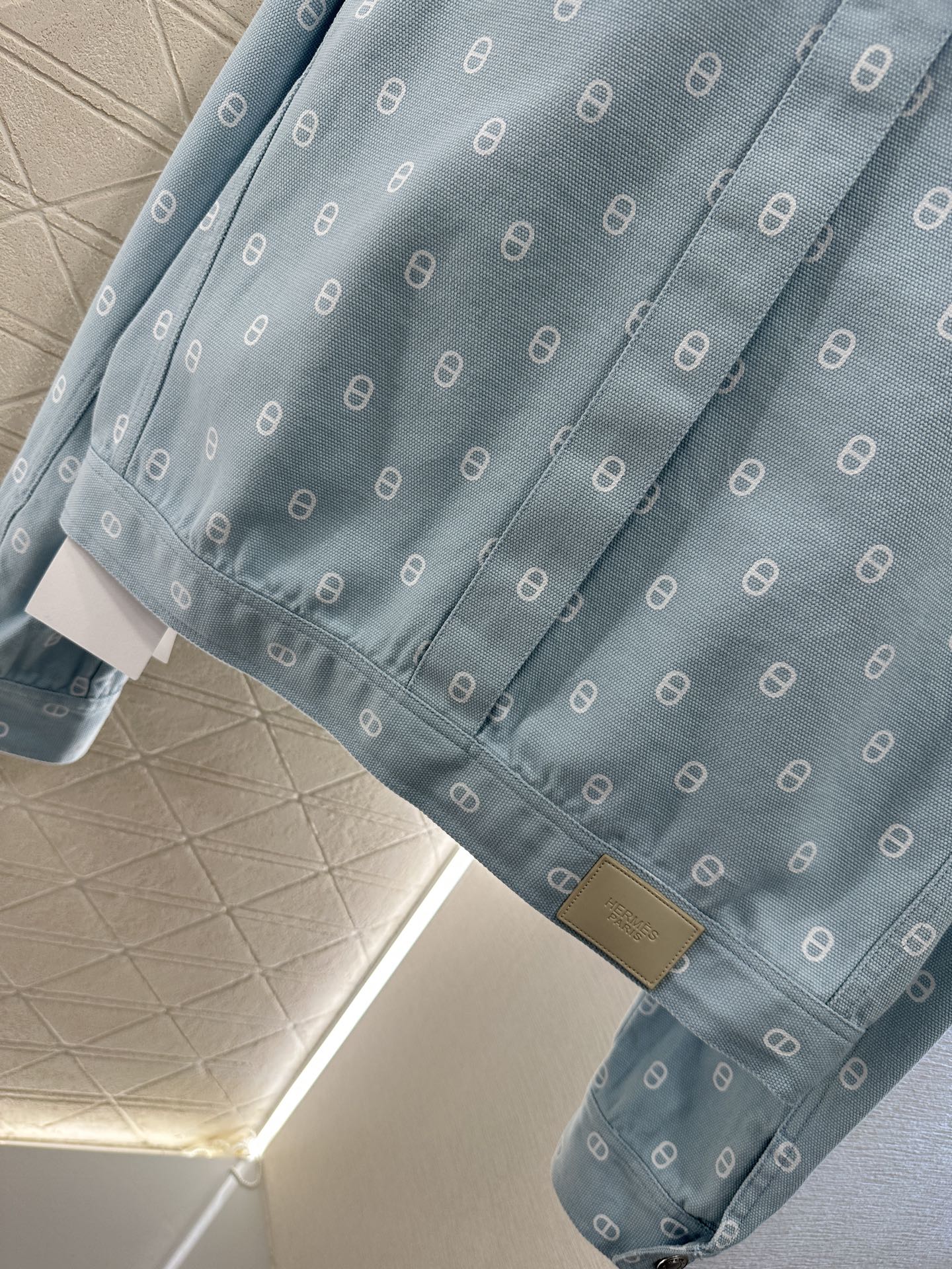 “Herme* 2025 Pig Nose-Printed Cowboy Coat: Customized High-End Women’s Suit with Unique Details” - 图片 8