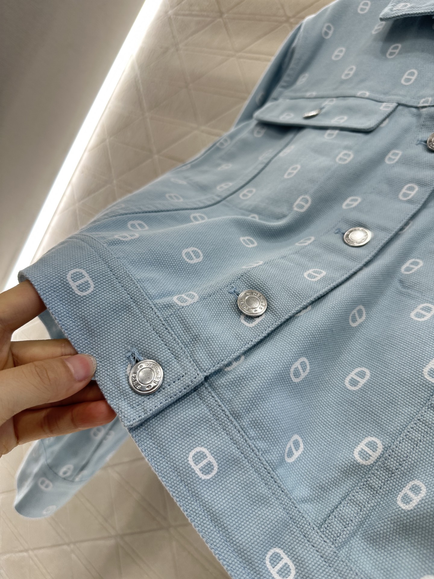 “Herme* 2025 Pig Nose-Printed Cowboy Coat: Customized High-End Women’s Suit with Unique Details” - 图片 7