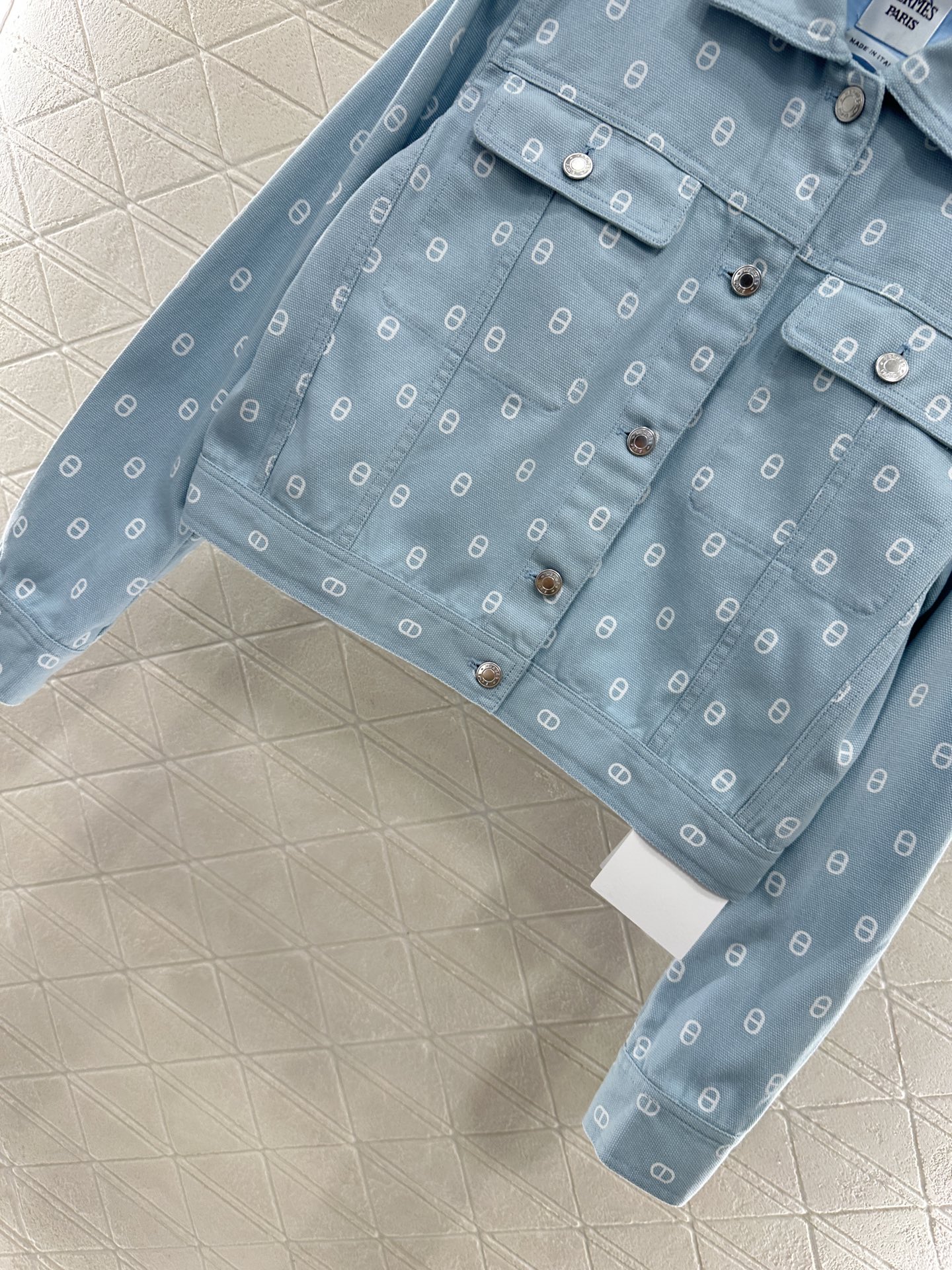 “Herme* 2025 Pig Nose-Printed Cowboy Coat: Customized High-End Women’s Suit with Unique Details” - 图片 5