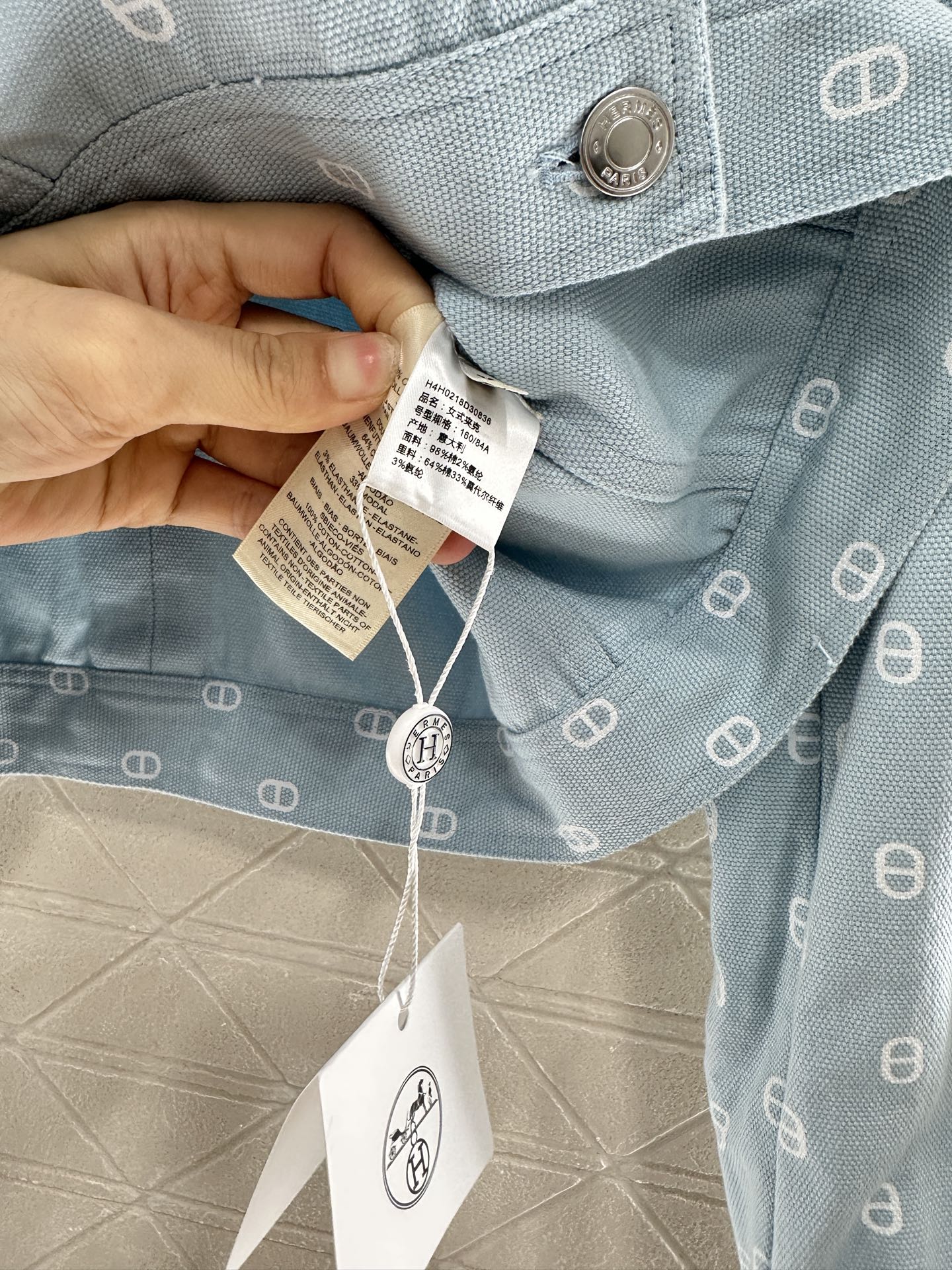 “Herme* 2025 Pig Nose-Printed Cowboy Coat: Customized High-End Women’s Suit with Unique Details” - 图片 9
