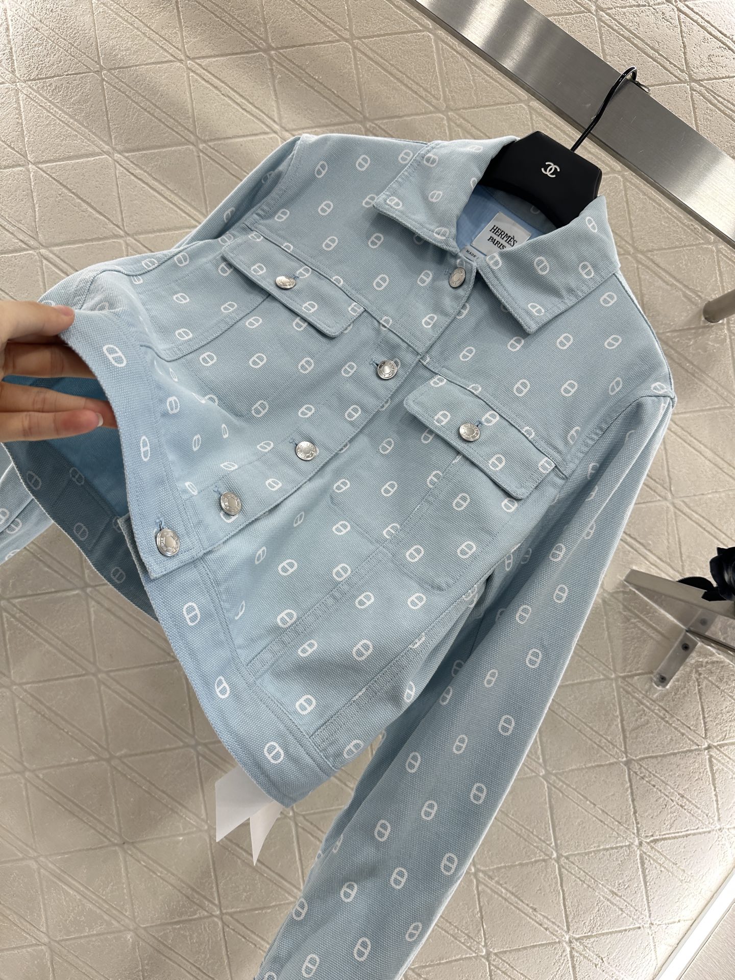 “Herme* 2025 Pig Nose-Printed Cowboy Coat: Customized High-End Women’s Suit with Unique Details” - 图片 6