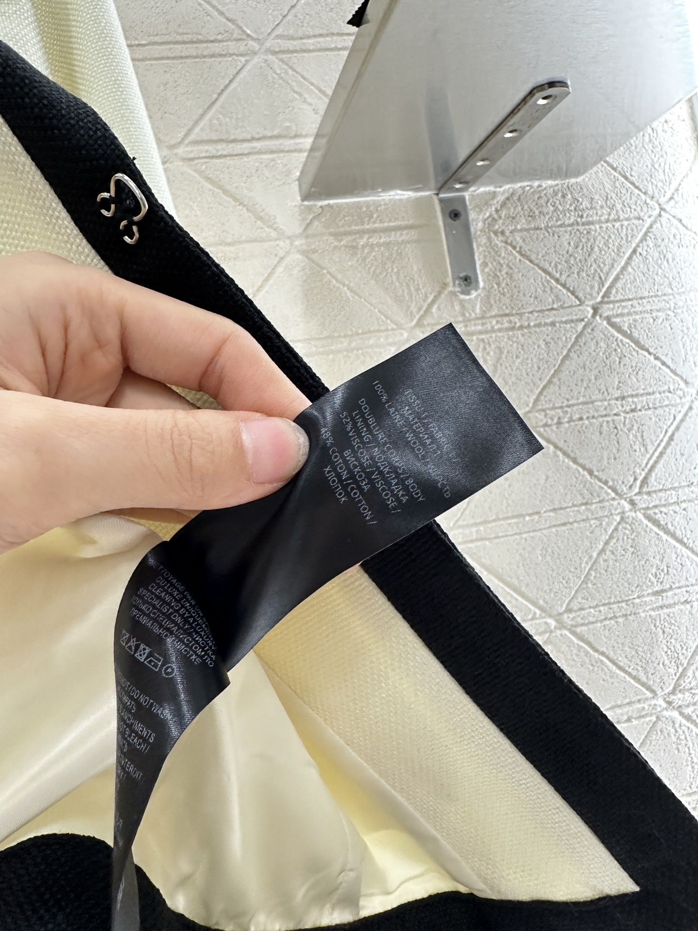 Title: Balmain 2025 New Product: High-Quality Wool Suit for Stylish Women Summary: Balmain 2025 introduces a customizable wool suit with unique design details, perfect for everyday - 图片 9