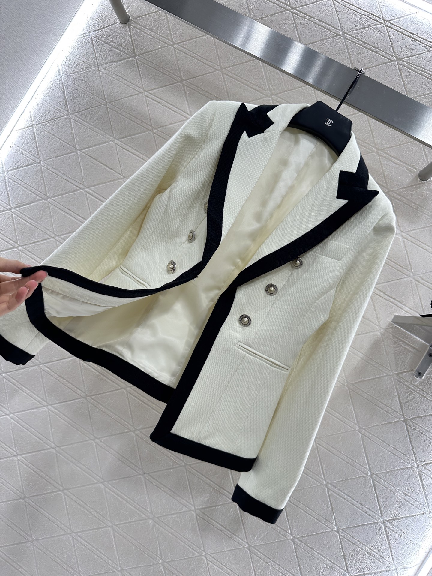 Title: Balmain 2025 New Product: High-Quality Wool Suit for Stylish Women Summary: Balmain 2025 introduces a customizable wool suit with unique design details, perfect for everyday - 图片 6