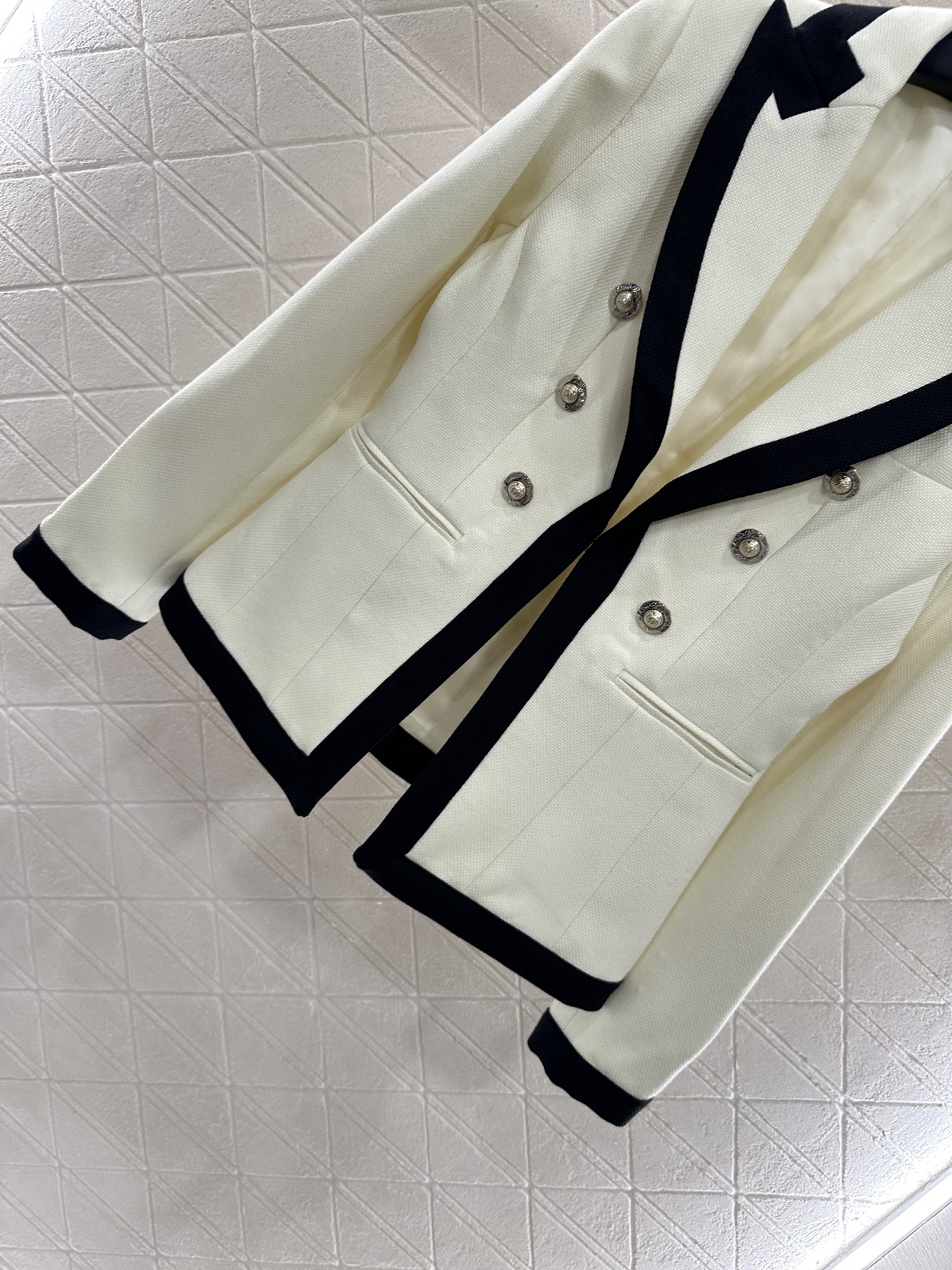 Title: Balmain 2025 New Product: High-Quality Wool Suit for Stylish Women Summary: Balmain 2025 introduces a customizable wool suit with unique design details, perfect for everyday - 图片 5